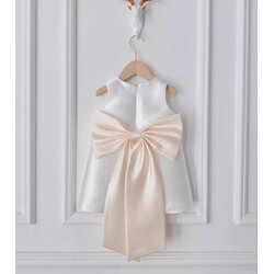 Gd4525- พร้อมส่งจากไทย ชุดออกงานเด็กหญิงสีขาว โบว์ใหญ่สีครีมแชมเปญสวยเรียบหรูสไตล์คุณหนู สุดหรูด้วยเนื้อผ้าสวยดุจไหม โบว์แยกจากชุดได้ ชุดราตรีเด็กทรงสั้น