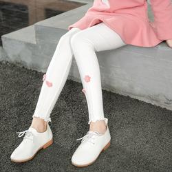 P30833 พร้อมส่งเลกกิ้งเด็กสีขาว แต่งดอกไม้ถัก