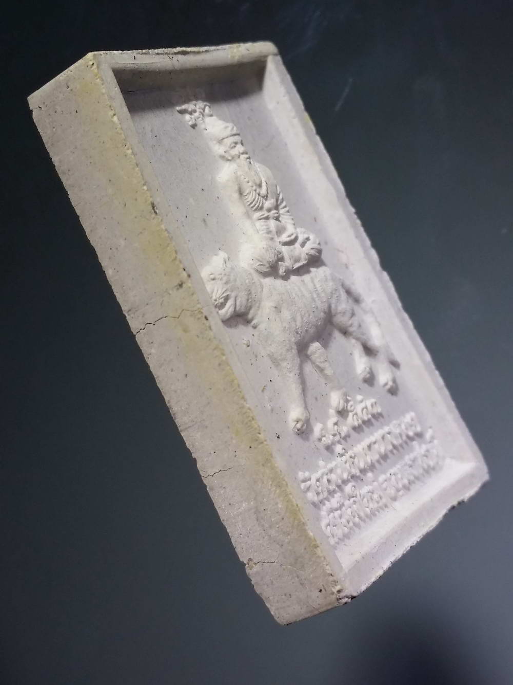 รหัสสินค้า พระมีกล่อง 179 พระผงฝังตะกรุด หลวงปู่พรหมมา เขมจาโร สำนักสวนหินผานางคอย จังหวัดอุบลราชธานี รุ่นน้ำพุ