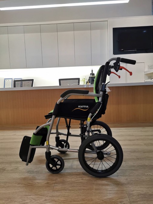 รถเข็นวีลแชร์น้ำหนักเบา พับได้ อลูมินัมอัลลอยด์คาร์ม่า รุ่น Ergo Lite (WheelChair KARMA Ergo Lite) น้ำหนักเบาเพียง 8.5 กก. เบากว่าทุกรุ่นของคาร์ม่า เหมาะสำหรับเดินทาง ของแท้ รับประกันศูนย์ไทย 5 ปี (รุ่นยอดนิยม)