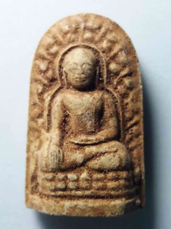 รหัสสินค้า พระไม่ทราบที่ 091 พระลือหน้ามงคล เนื้อผง หลังยันต์พุทธซ้อน (พระเจ้าห้าพระองค์) ไม่ทราบที่