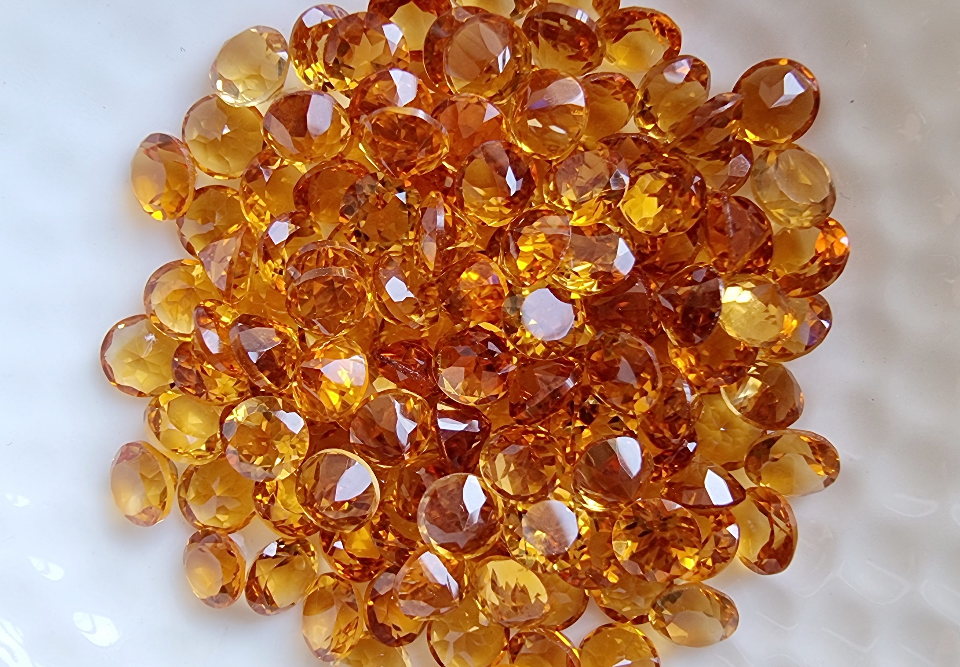 ซิทรินกลมเจียรเหลี่ยมเข้ม 5.0mm. 5 กะรัต