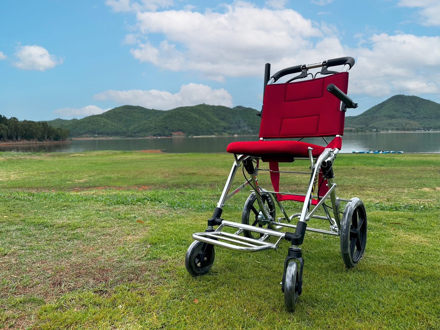 รถเข็นน้ำหนักเบา แบรนด์ญี่ปุ่น Matsunaga Wheelchair (車いす) รุ่น MV888 + แถมฟรีกระเป๋าใส่รถเข็นสำหรับเดินทาง (รุ่นยอดนิยม)