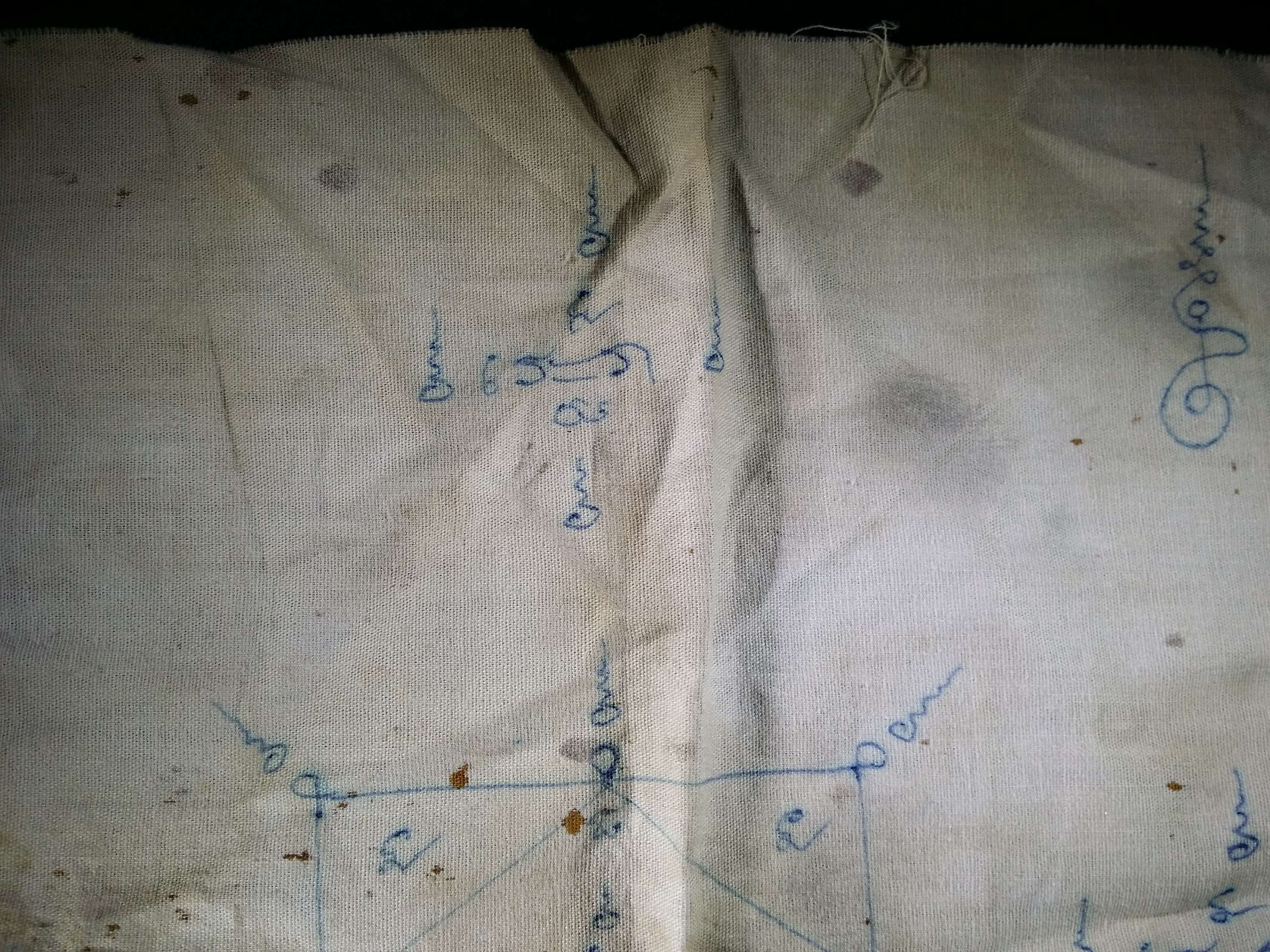 รหัสสินค้า ผ้ายันต์สำนักต่างๆ 030 ผ้ายันต์ เขียนมือ ไม่ทราบสำนัก ผ้ายันต์เขียนมือนี้ สร้างขึ้นจากผู้ที่รู้ อักขระอาคม ศึกษาวิชาไสยเวทย์ จึงได้กระทำขึ้น ถึงแม้จะไม่รู้สำนัก แต่ก็สามารถเช่าไว้บูชาเพื่อทดลองพุทธคุณได้ครับ