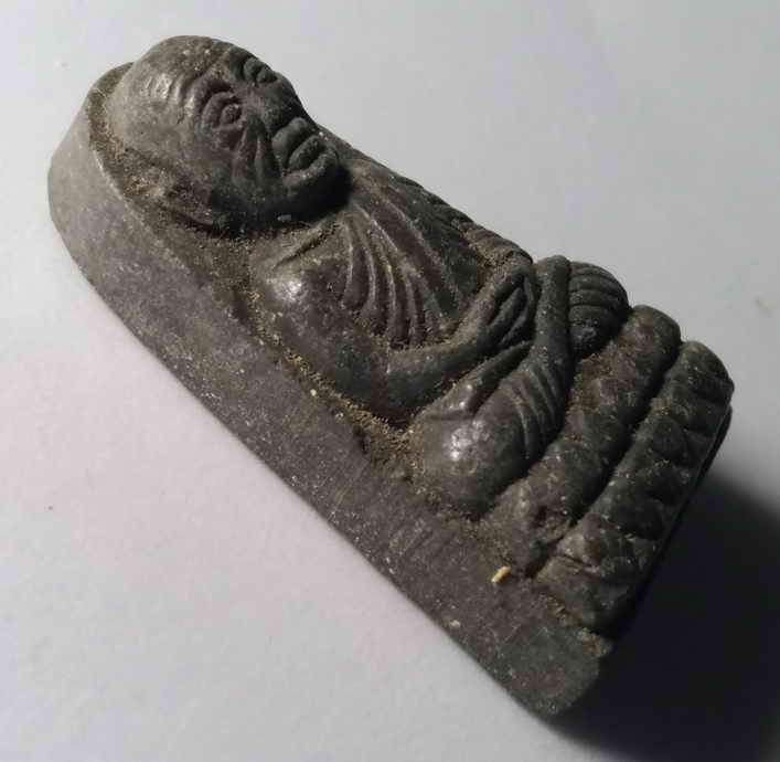 รหัสสินค้า หลวงปู่ทวด วัดต่างๆ 039 หลวงปู่ทวดเนื้อว่าน หลังยันต์นะเฉลียวเพชร พิมพ์กลาง วัดช้างให้ จังหวัดปัตตานี ไม่ทราบปีที่สร้าง