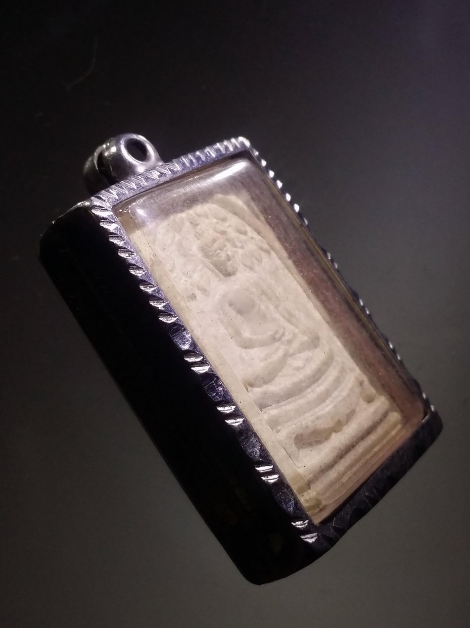 รหัสสินค้า พระสมเด็จ วัดต่างๆ 1134 พระสมเด็จ ปรกโพธิ์ พิมพ์สะดุ้งกลับ หลวงพ่อเสน่ห์ วัดสว่างอารมณ์ จังหวัดอุทัยธานี มาพร้อมตลับสแตนเลส แขวนบูชา ได้ทันทีเมื่อรับของ