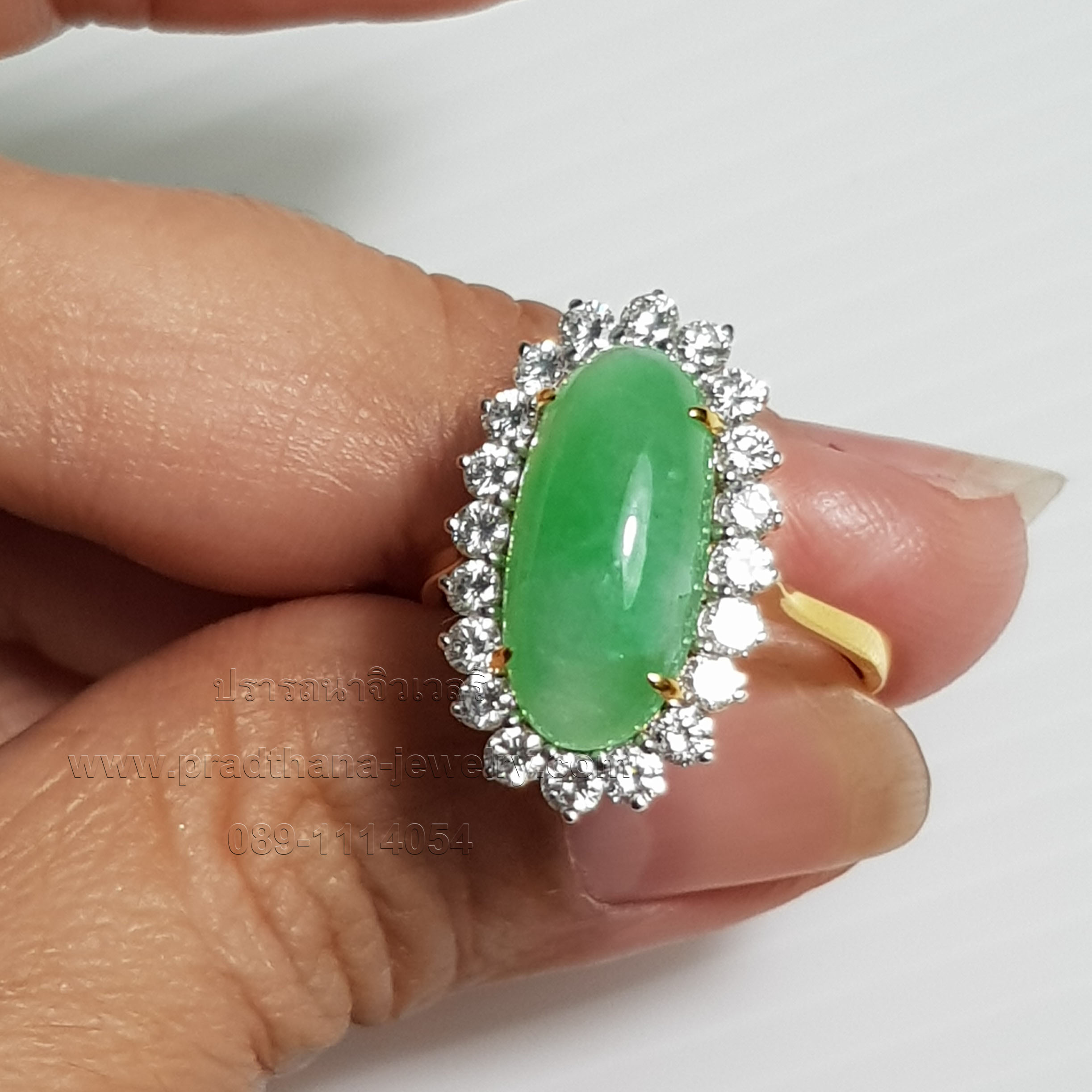 แหวนหยกล้อมเพชร