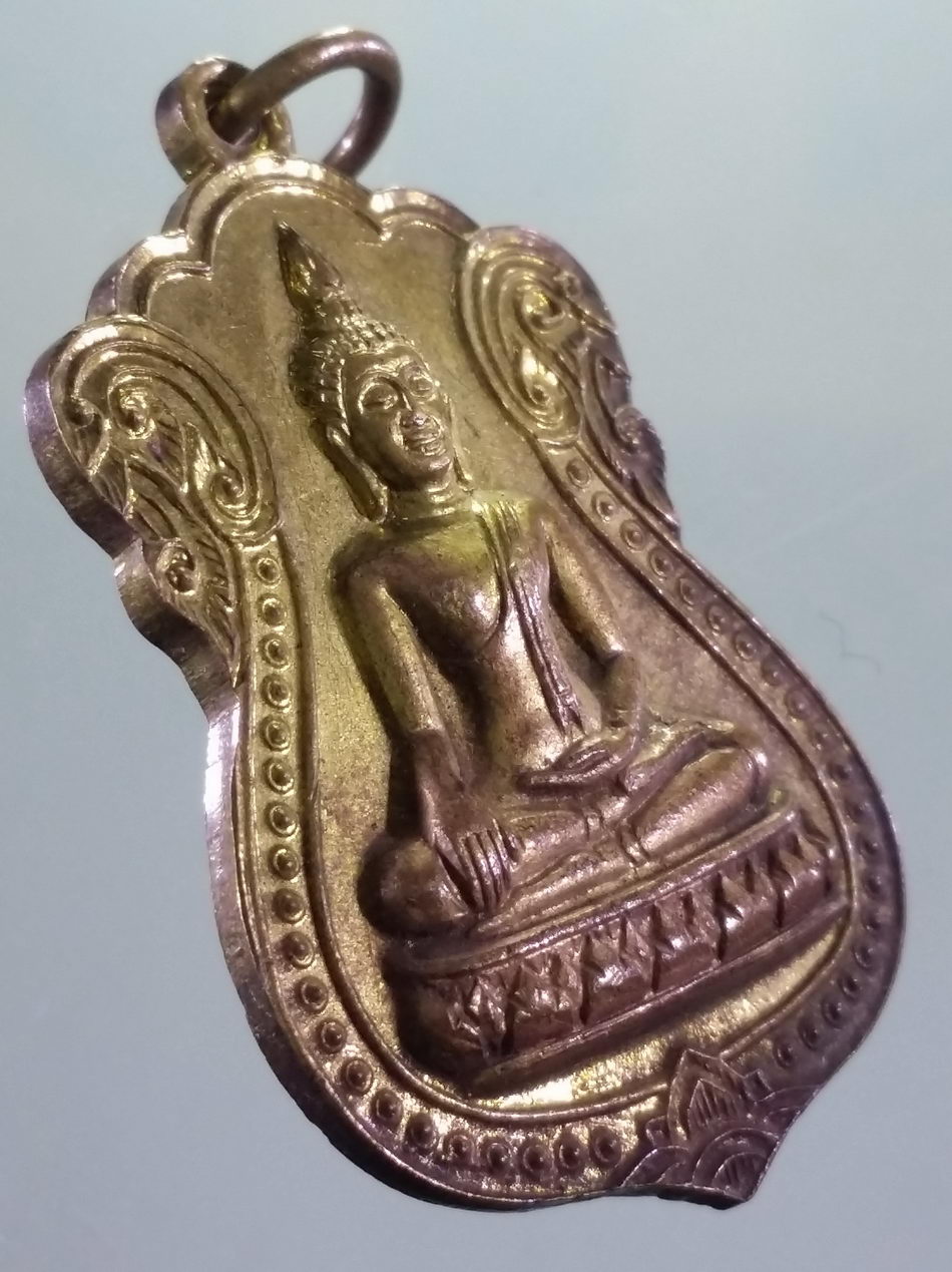 รหัสสินค้า เหรียญพระพุทธ 4177 เหรียญพระพุทธหลวงพ่อดำ วัดบัวผัน รุ่นพิเศษ ขนาดเทียบกับเหรียญบาท