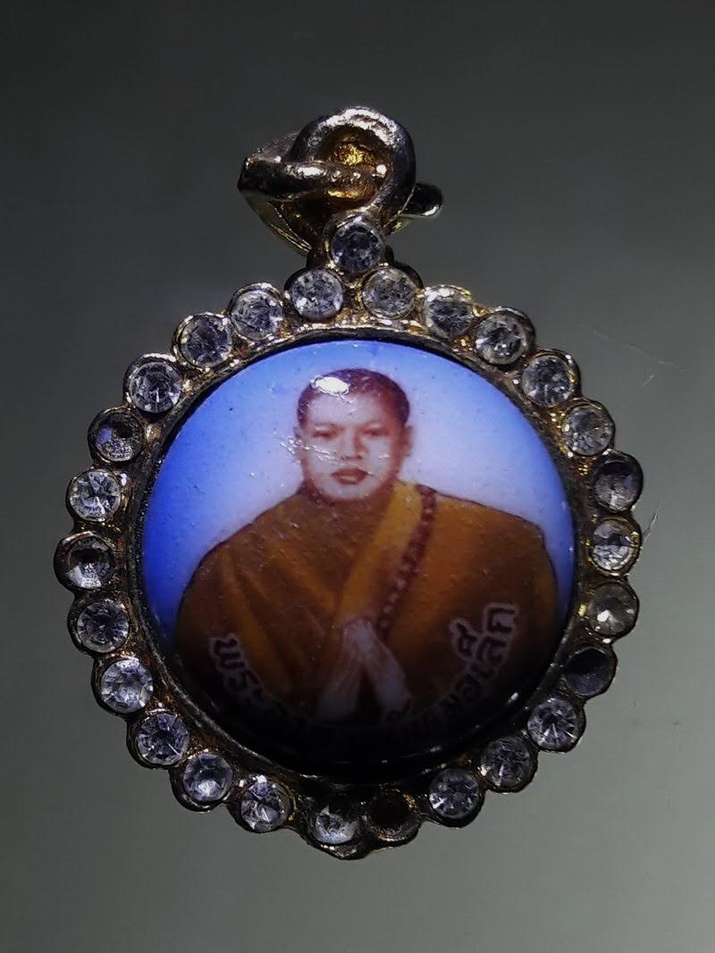 Antig FB 12864 ล็อกเก็ตเข็มกลัดกะไหล่ทอง ฝังเพชร พระอาจารย์หมอเล็ก วัดคลองใหญ่ อ.แหลมงอบ จ.ตราด หายาก สร้างน้อย ไม่ค่อยพบเจอ