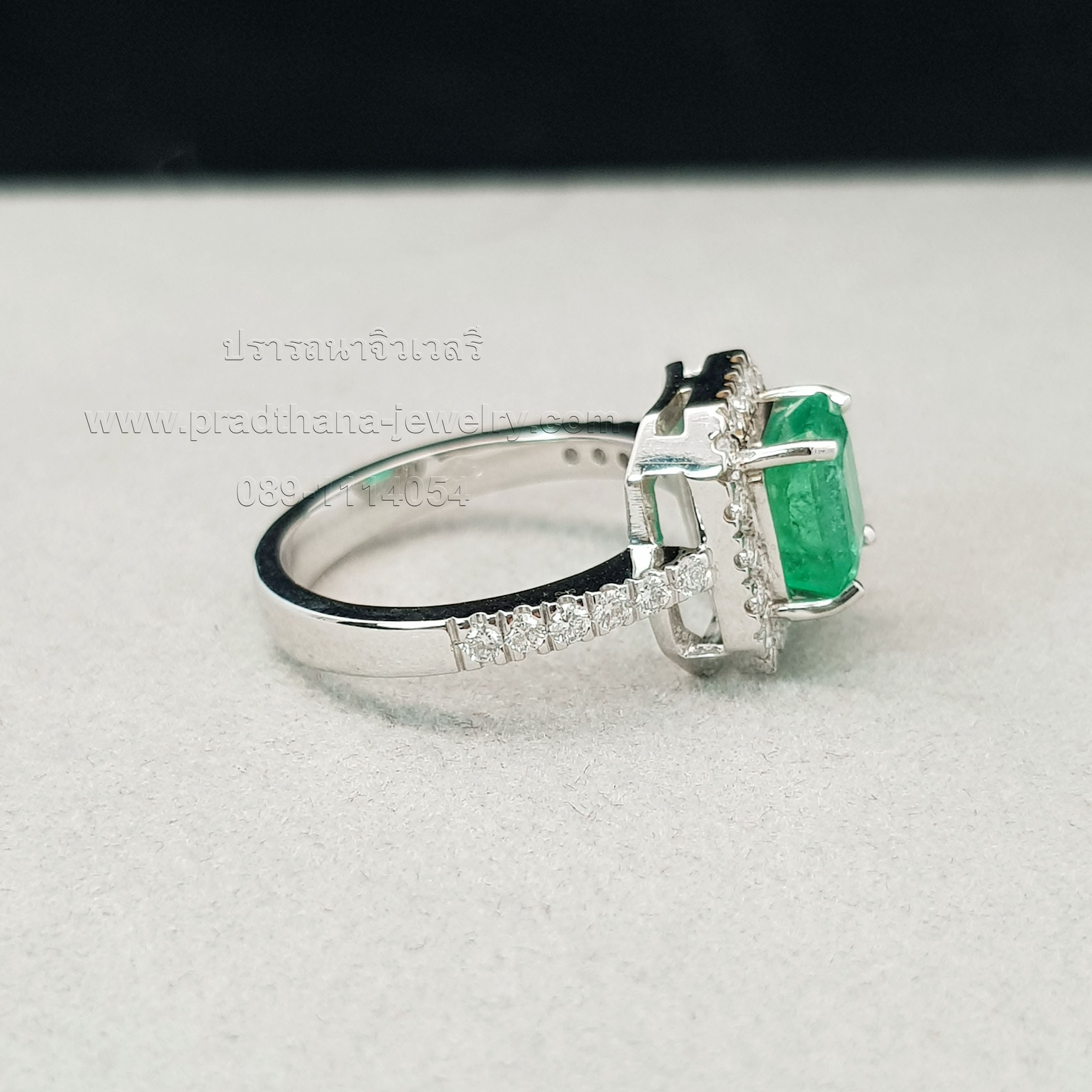 แหวนมรกตประดับเพชร