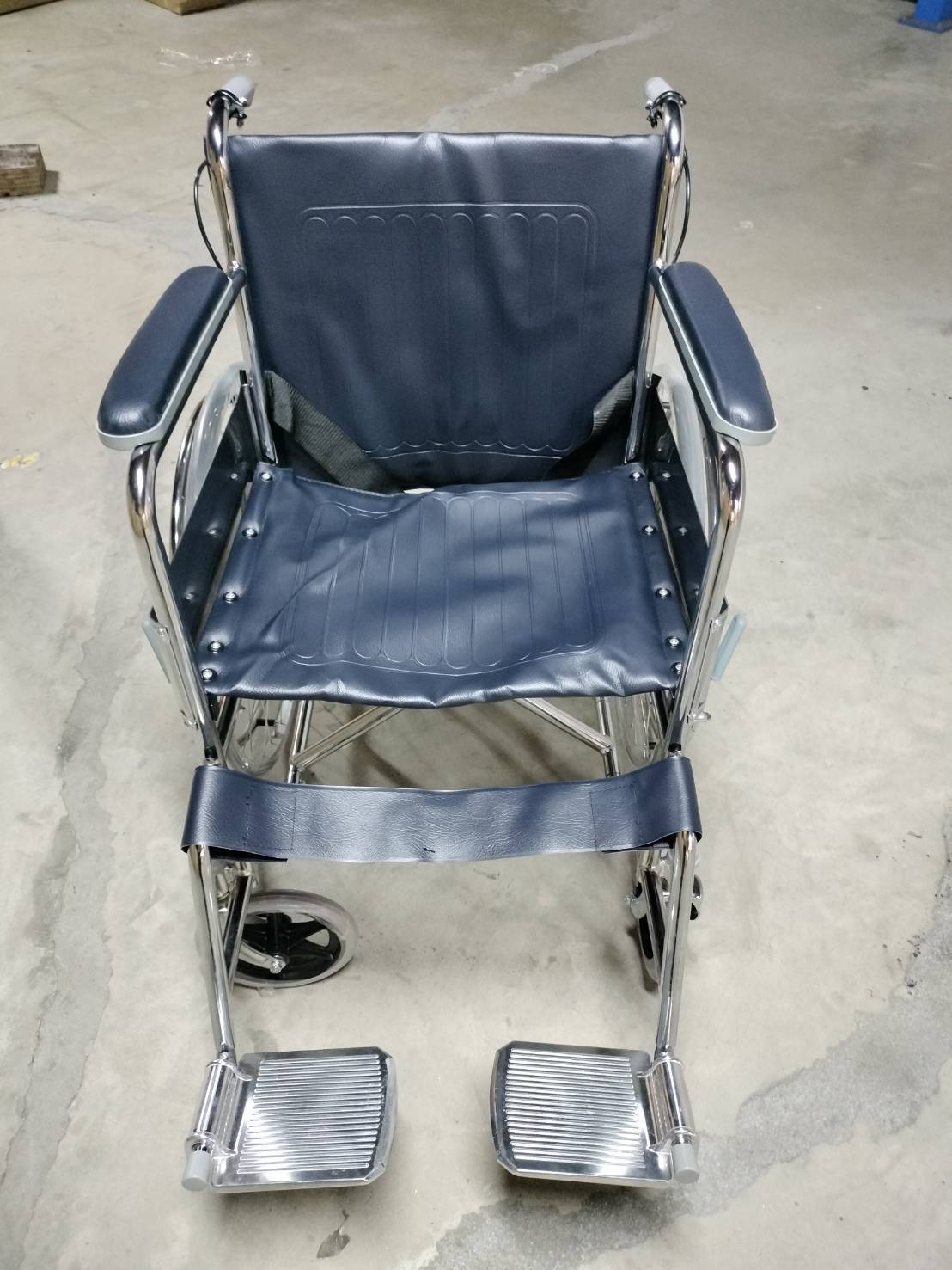 รถเข็นผู้ป่วยโครงเหล็กชุบโครเมี่ยมรุ่นมาตรฐาน ล้อซี่ลวด มีเบรคมือ พับเก็บได้ รุ่น CA905H (Wheelchair Series)