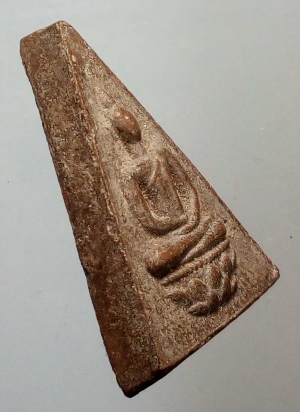 รหัสสินค้า พระไม่ทราบที่ 020 พระกำลังแผ่นดินเนื้อผง ที่ระลึกสร้างอุโบสถ หลังตราสัญลักษณ์พิธีกาญจนาภิเษกครองราช 50 ปี สร้างปี 2539 ไม่ทราบที่ พระรายการนี้ให้เช่าบูชาแล้ว