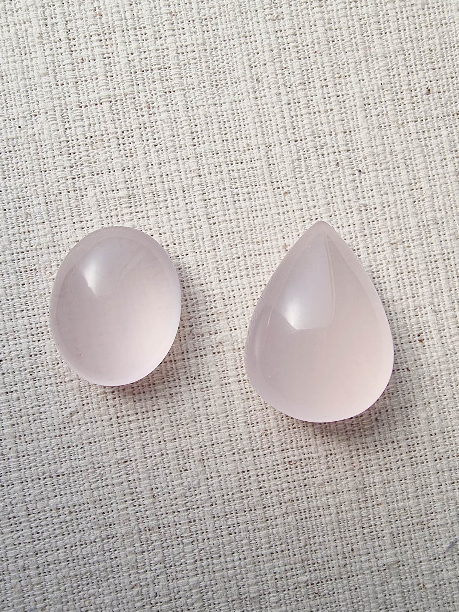 พอยโรสควอซส์ สีชมพูพาสเทล 2 เม็ด 1,750 บาท