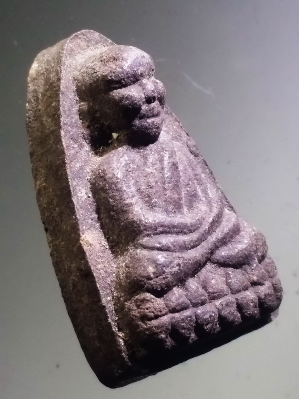 รหัสสินค้า หลวงปู่ทวด วัดต่างๆ 641 หลวงปู่ทวดเนื้อว่าน หลังอูม ไม่ทราบที่ เนื้อหาเก่ามีอายุ ไขเริ่มขึ้น