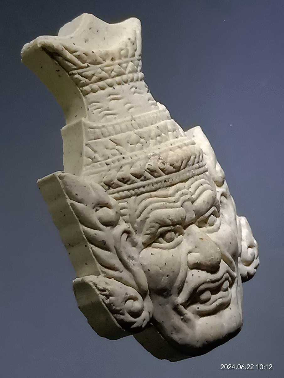 รหัสสินค้า พระเนื้อดิน เนื้อผง เนื้อว่าน 029 เศียรพ่อแก่ฤาษีบรมครู หลวงพ่อเปิ่น วัดบางพระ ไม่ทราบปีที่สร้างขนาดเมื่อเทียบกับเหรียญบาท