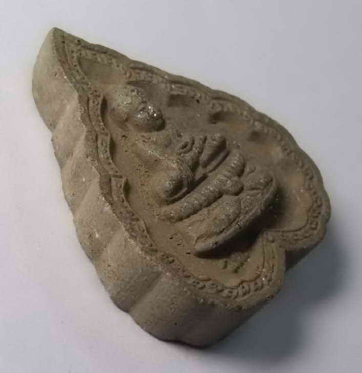 รหัสสินค้า พระเนื้อดิน เนื้อผง เนื้อว่าน 487 พระบัวเข็มเนื้อผง วัดคลองพัฒนาราม ตำบลท่ามะเขือ อำเภอคลองขลุง จังหวัดกำแพงเพชร โรยแร่มวลสาร