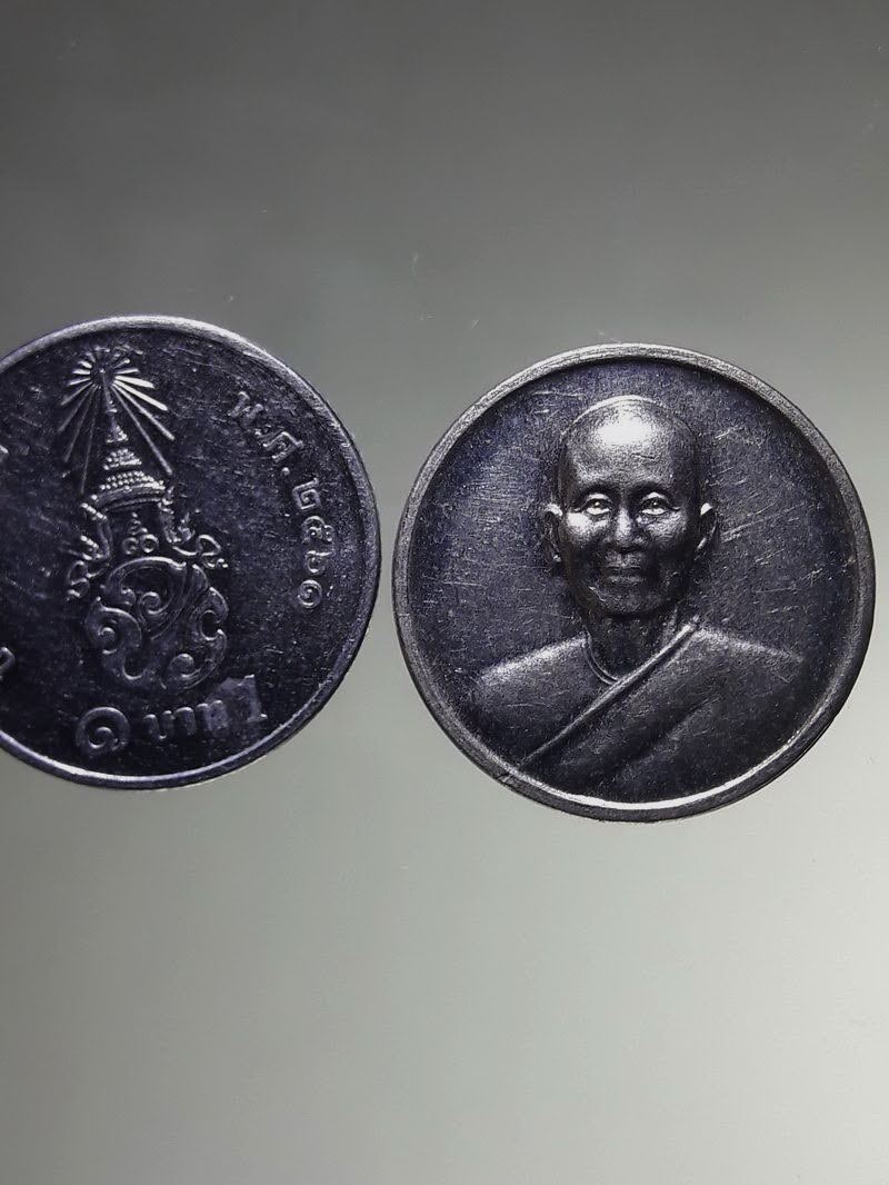 Antig FB 12848 เหรียญกลมเนื้ออัลปาก้า ที่ระลึกหล่อรูปเหมือนทองคำ มหารัตนะอุบาสิกา จันทร์ขนนกยูง สร้างปี 2557