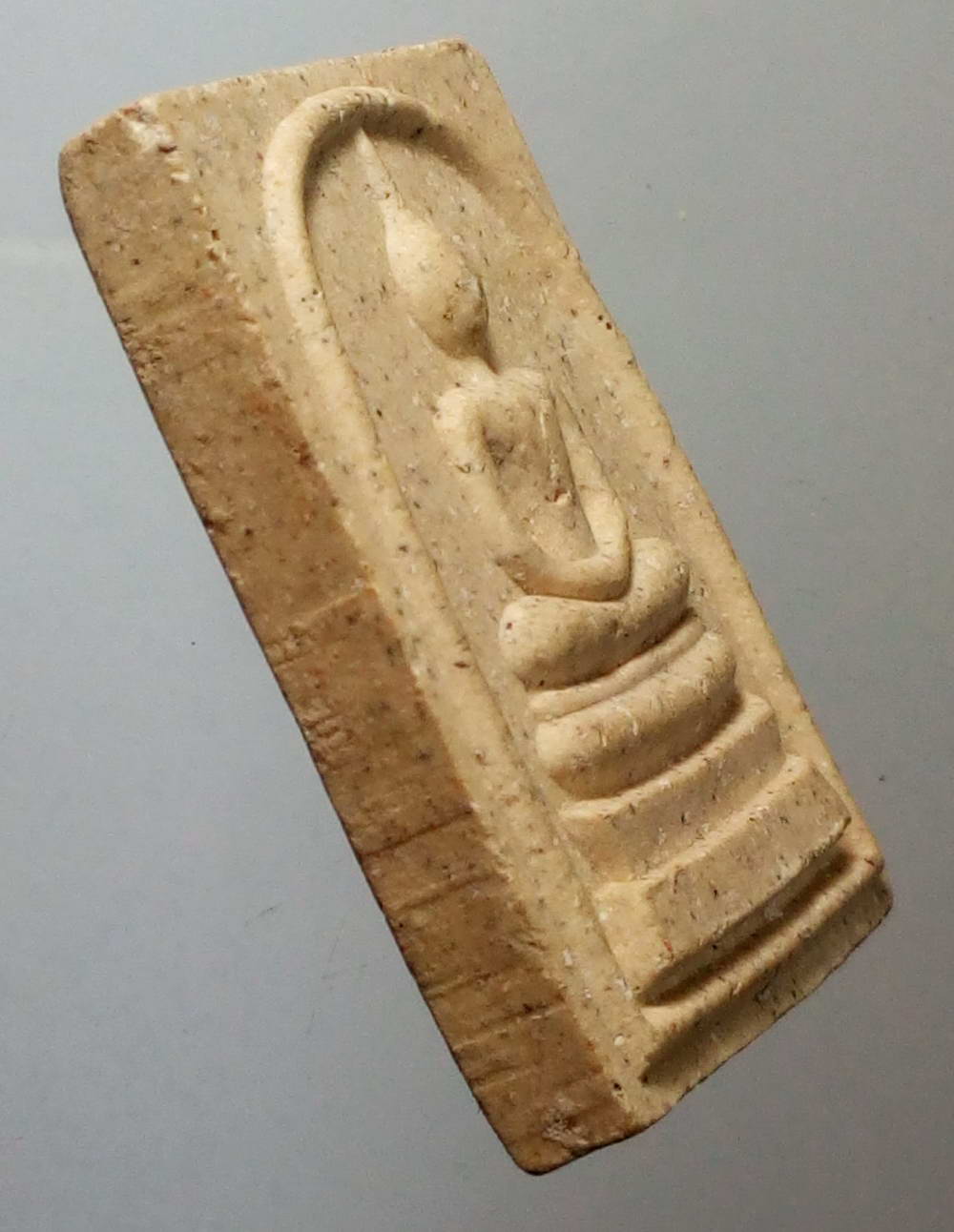 รหัสสินค้า พระสมเด็จ วัดต่างๆ 459 พระสมเด็จเนื้อผงกระเบื้อง ผงเกสร ผงธูป และน้ำมนต์ 108 วัด ที่ระลึกวางศิลาฤกษ์วัดอัมพุวราราม ด้านหลังปั๊มตรายาง พระรายการนี้ให้เช่าบูชาแล้ว