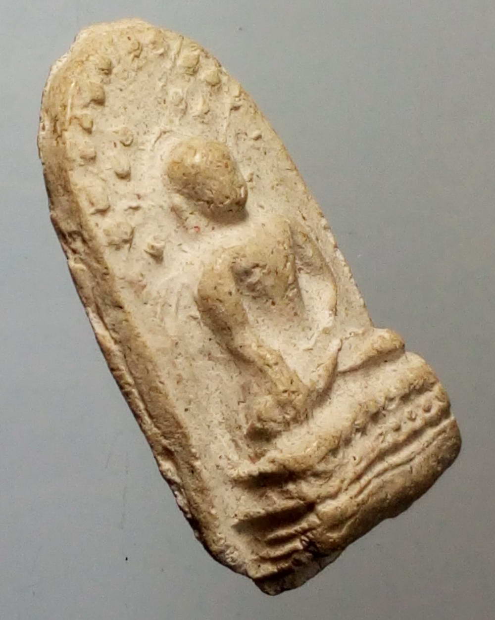 รหัสสินค้า พระไม่ทราบที่ 198 พระบางเนื้อขาว บางคนดูเป็นพระกรุ บางคนดูเป็นพระเกจิ ไม่ทราบที่ครับ พระรายการนี้ให้เช่าบูชาแล้ว