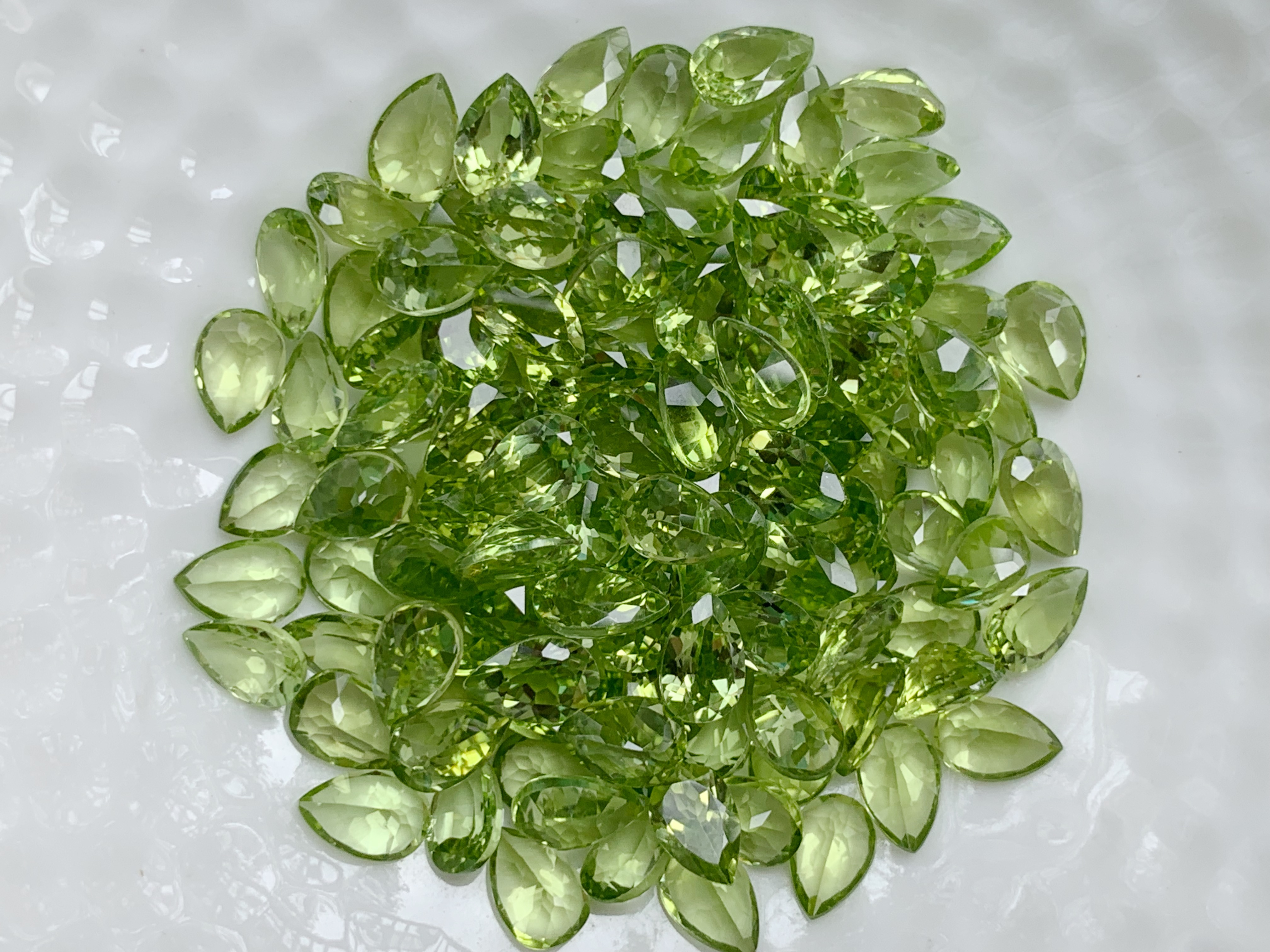 เพอริดอทหยดน้ำ 6X4 มม. 5 กะรัต