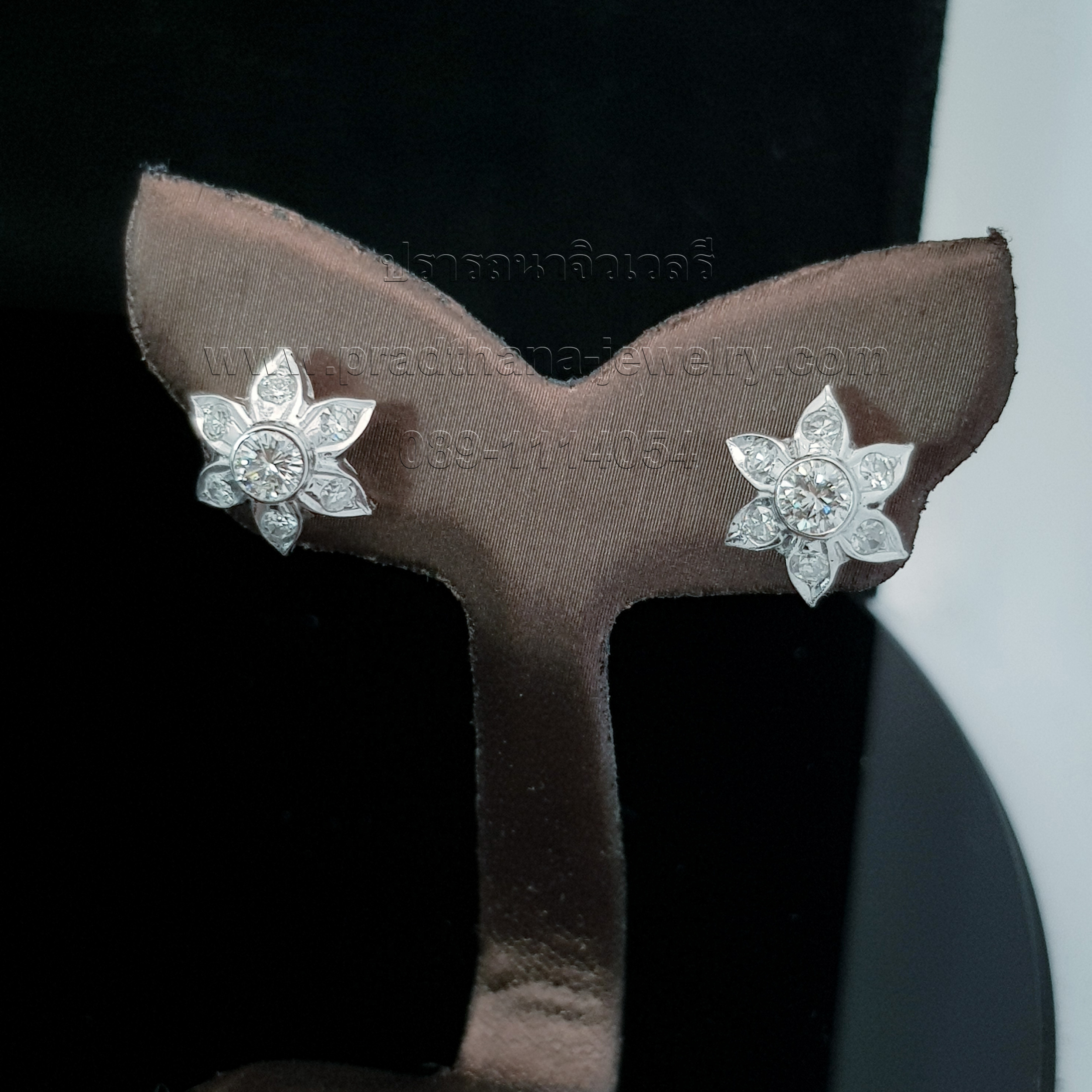 ต่างหูดอกไม้เพชร