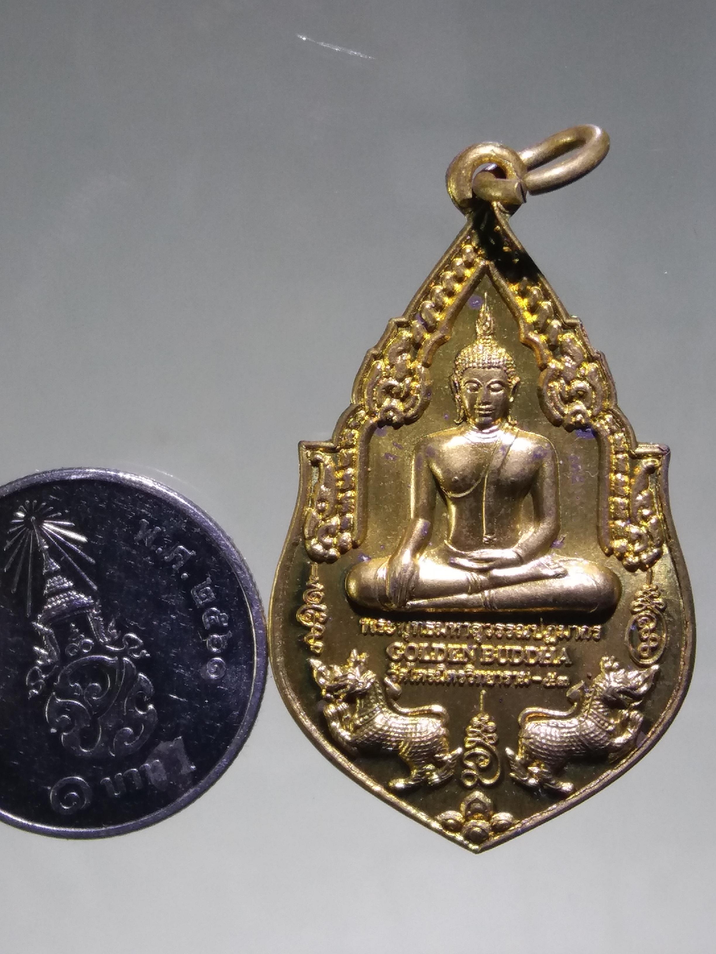 รหัสสินค้า พระมีกล่อง 192 เหรียญทองฝาบาตรพระประจำวันเกิดหนุนดวง 12 ราศี หลวงพ่อทองคำ วัดไตรมิตรวิทยาราม สร้างศูนย์ปฏิบัติธรรม ธรรมบันดาล วัดไตรมิตรวิทยาราม อำเภอปากช่อง จังหวัดนครราชสีมา สร้างปี 2553 ตอกโค๊ต ด้านหลัง