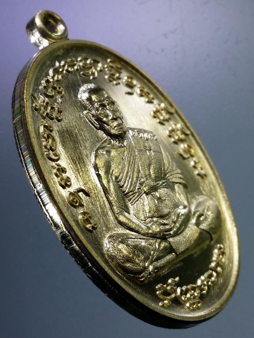 รหัสสินค้า พระมีกล่อง 005 เหรียญทองฝาบาตร รุ่นเจริญพรกลาง หลวงพ่อพัฒน์ วัดห้วยด้วน อำเภอหนองบัว จังหวัดนครสวรรค์ ตอกโค๊ต หมายเลข ๕๓๐๒