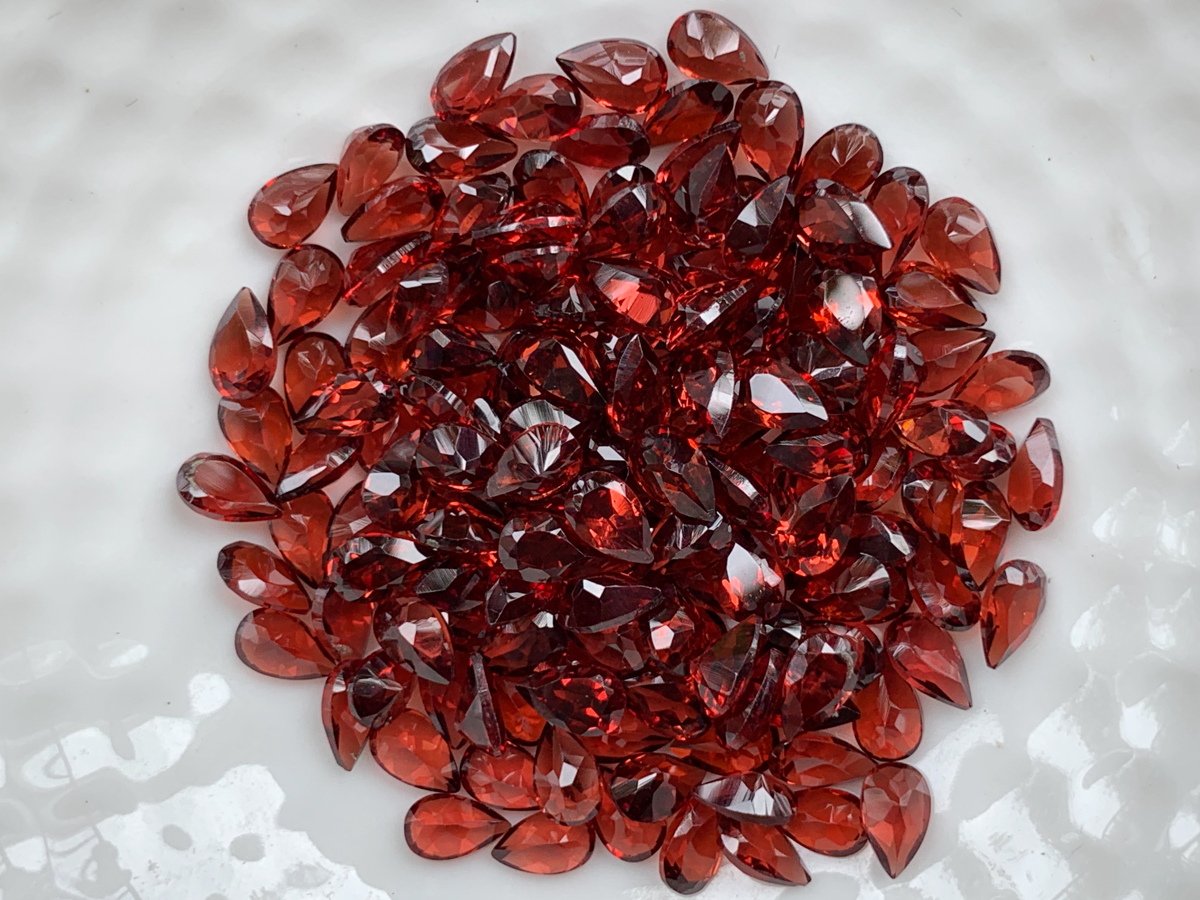 โกเมนหยดน้ำ 5X3 มม. 5 กะรัต