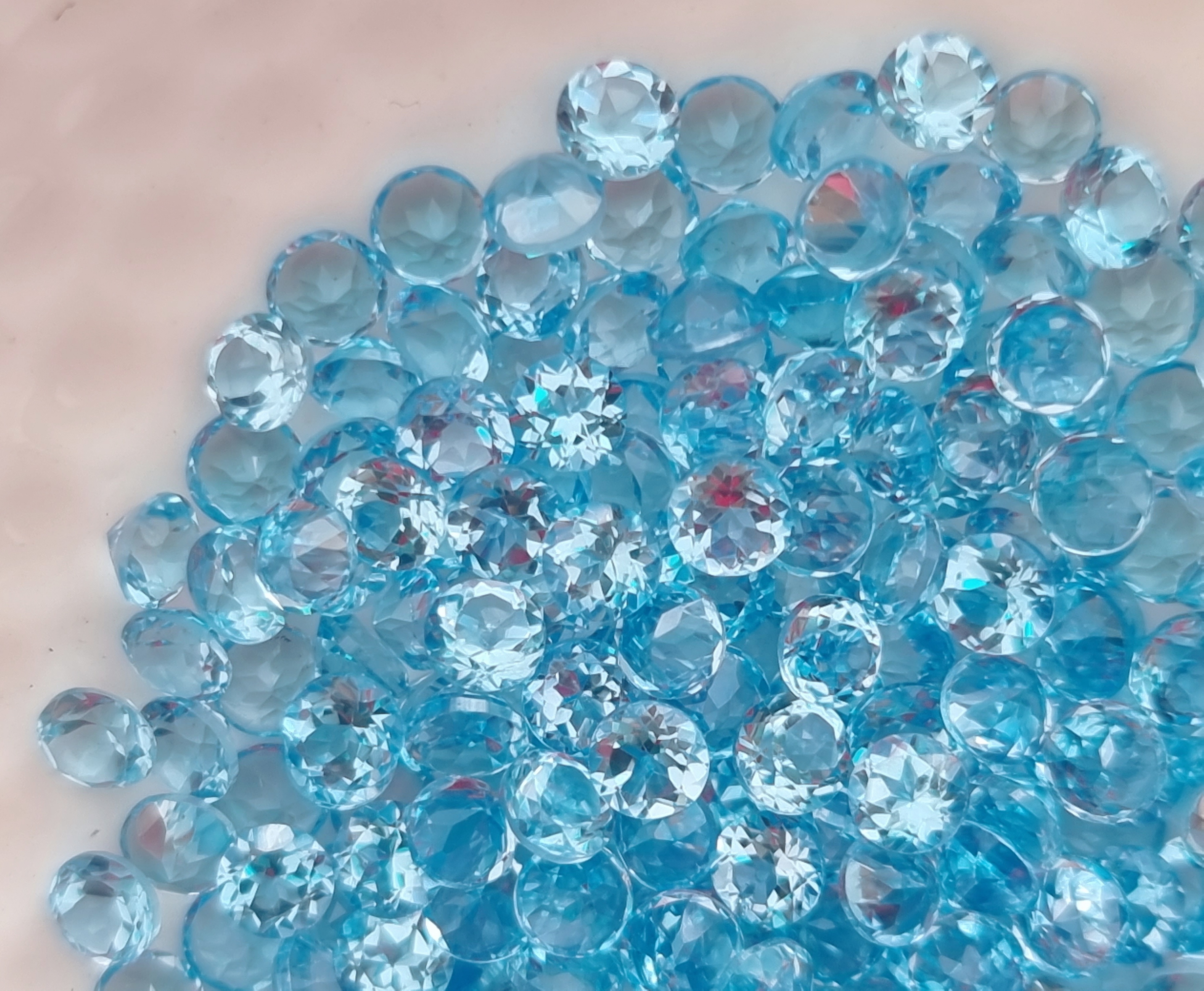 พลอยบลูโทปาสกลม 3.5 มม. 5 กะรัต