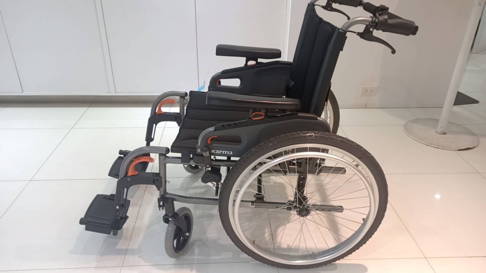 รถเข็นอลูมินัมอัลลอยด์คาร์ม่า ไซร์ใหญ่พิเศษ Karma รุ่น Flexx HD (KM-8022) เบาะกว้างพิเศษ 22 นิ้ว รองรับน้ำหนักสูงสุด 170 กิโลกรัม เหมาะสำหรับ คนมีรูปร่างใหญ่, คนที่มีน้ำหนักมาก, คนไซร์ฝรั่ง สูง ใหญ่ ของแท้ รับประกันศูนย์ไทย 5 ปี