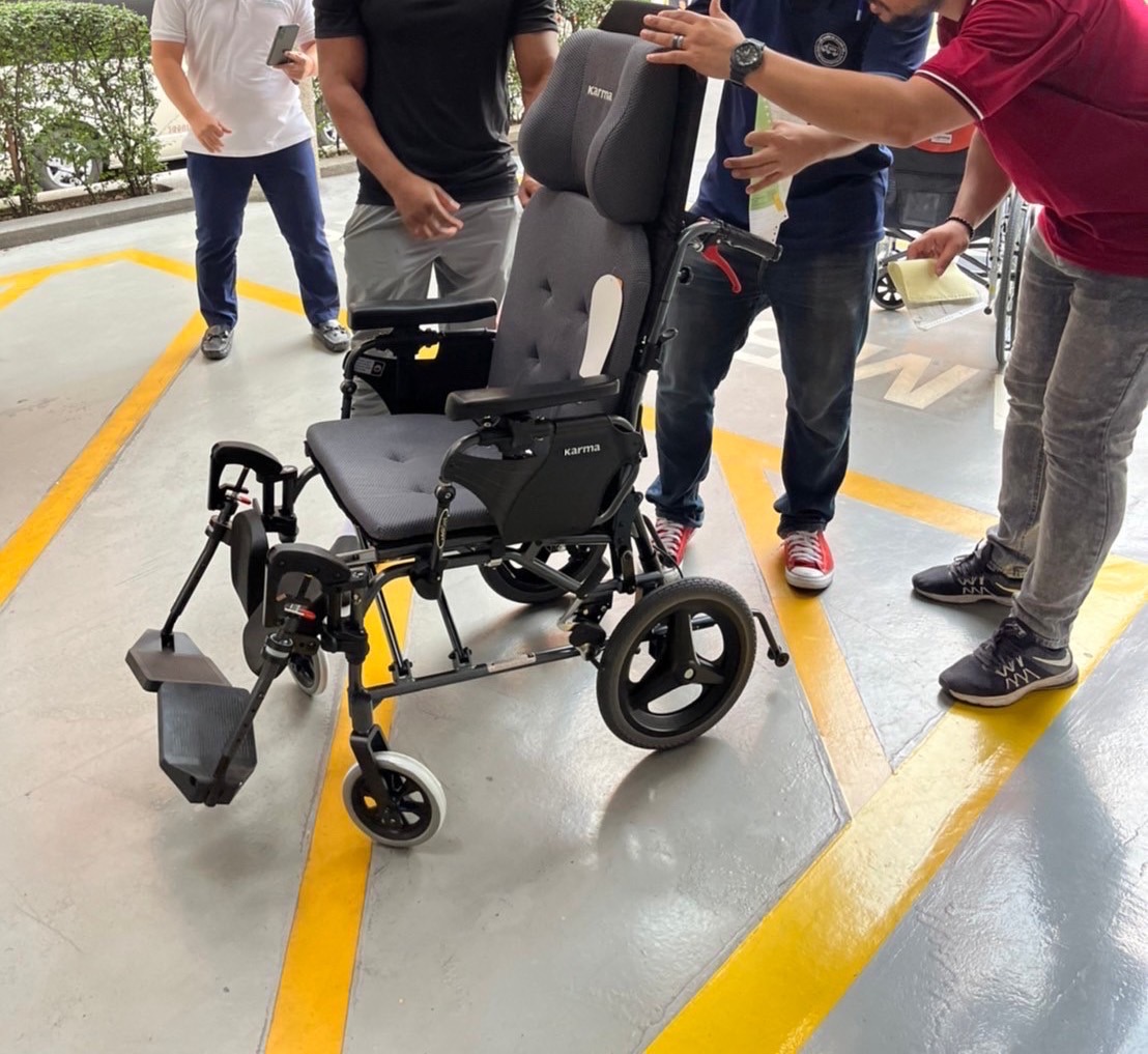 รถเข็นปรับเอนนอนได้ อลูมินัมอัลลอยด์คาร์ม่า รุ่น MVP502 (WheelChair KARMA MVP 502) ปรับเอนนอนได้ 170 องศา ที่วางแขนยกเปิดได้ โครงพักเท้ายืดตรงได้ พับเก็บได้ + แถมฟรี สายคาดลำตัวกันตก ของแท้ รับประกันศูนย์ไทย 5 ปี รุ่น TOP (Best Seller)