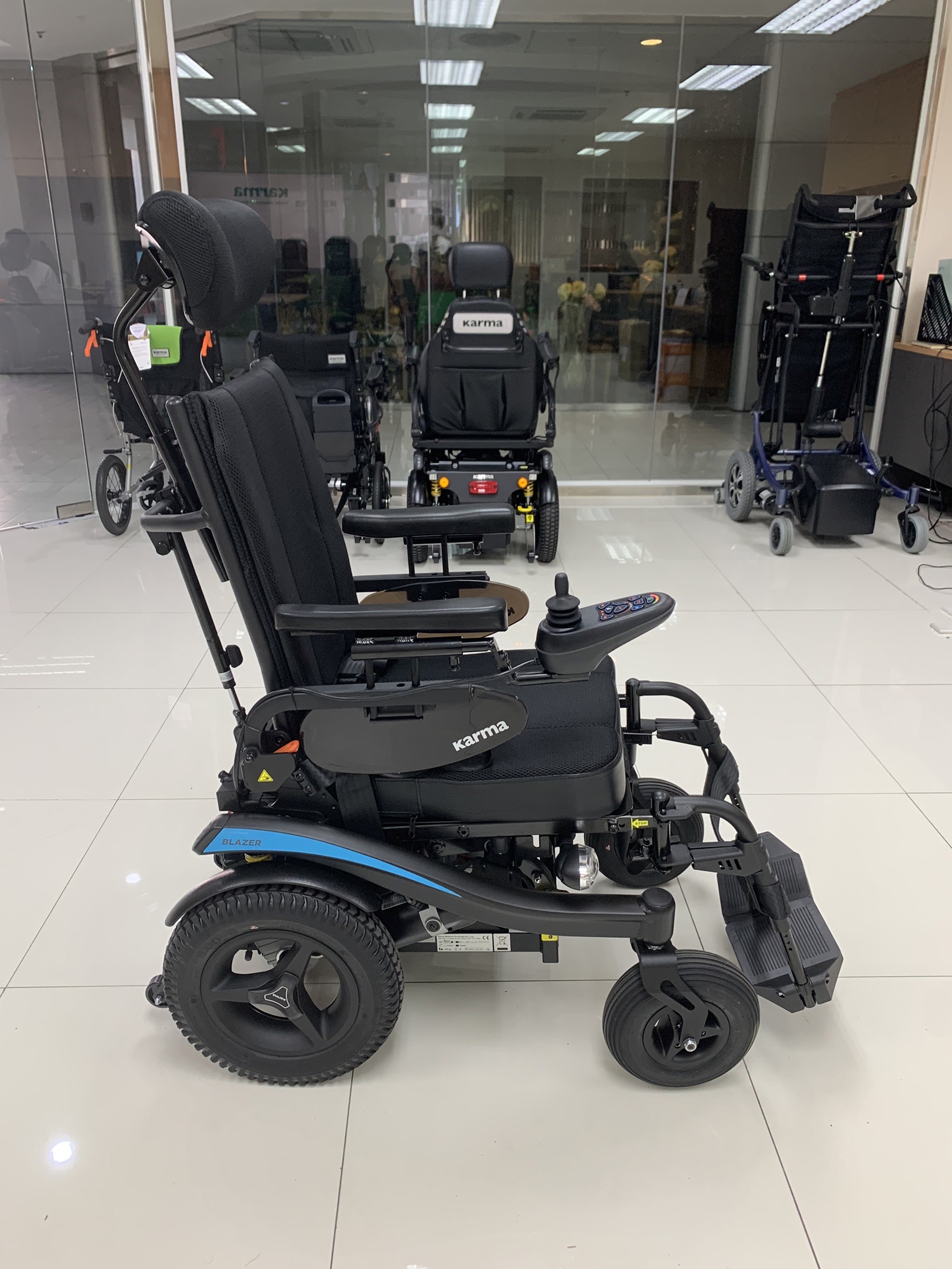 รถเข็นไฟฟ้าคาร์ม่า KARMA รุ่น Blazer Sling พนักพิงหลังปรับเอนได้ พนักพิงศรีษะปรับระดับได้ ของแท้ รับประกันศูนย์ไทย 5 ปี (รุ่นยอดนิยม)