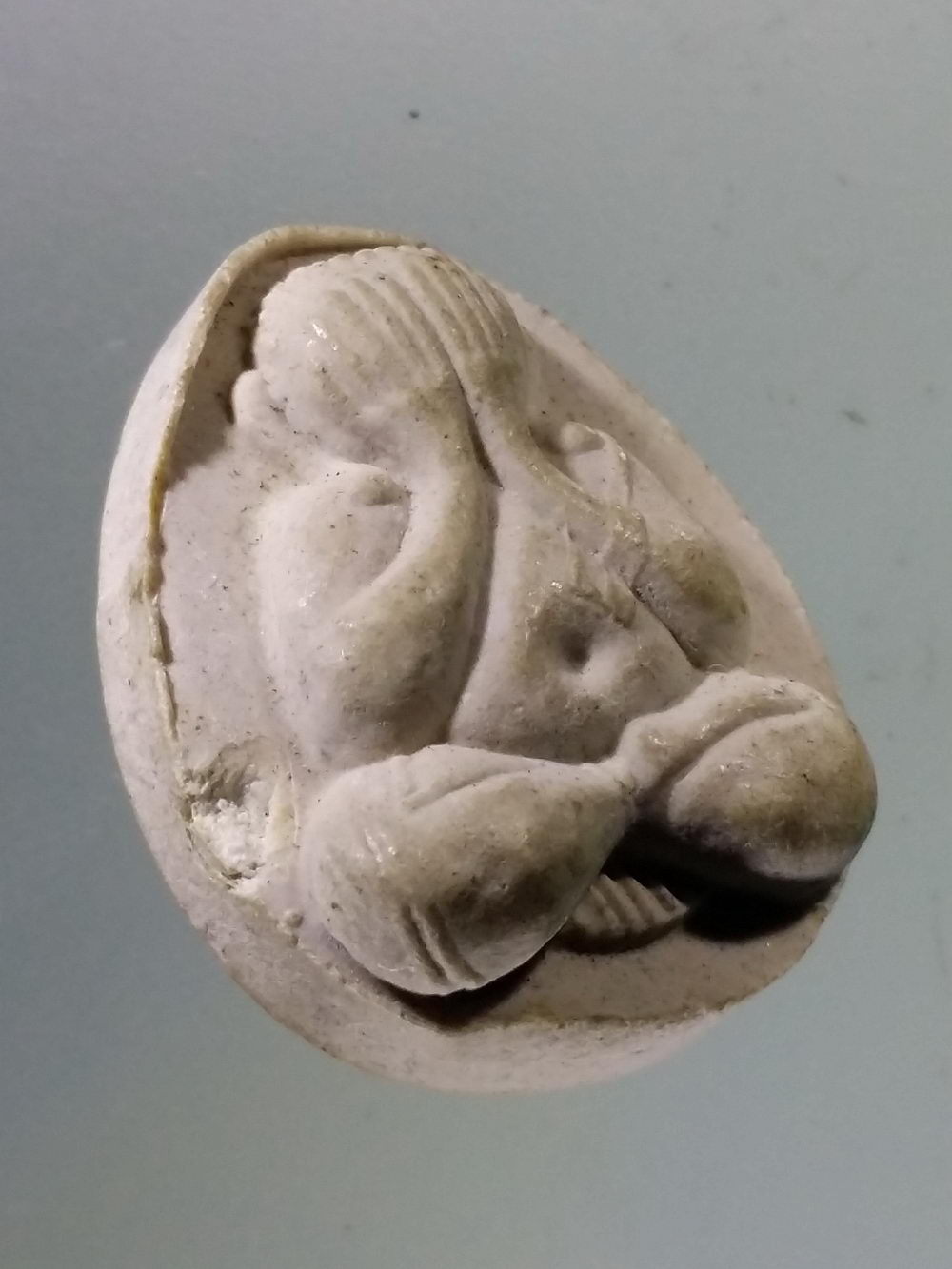 Antig Pim 299 พระปิดตาเนื้อผง หลวงพ่อแพ วัดพิกุลทอง จังหวัดสิงห์บุรี หลังยันต์พระเจ้าห้าพระองค์ นะโมพุทธายะ และยันต์พุฒซ้อน