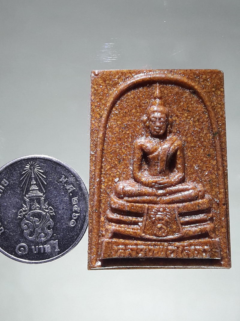 รหัสสินค้า พระเนื้อดิน ผง ว่าน 10324 หลวงพ่อโสธร เนื้อกระเบื้องหลังคาโบสถ์ วัดโสธรวรารามวรวิหาร จังหวัดฉะเชิงเทรา ขนาดเทียบกับเหรียญบาท