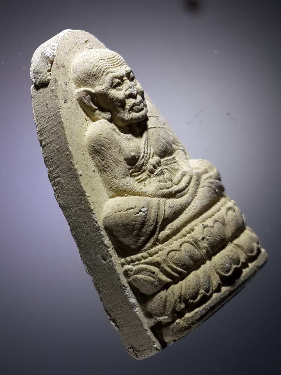 รหัสสินค้า หลวงปู่ทวด วัดต่างๆ 355 หลวงปู่ทวดเนื้อผง สร้างปี 2545 ด้านหลังมีชื่อย่อวัด ว.ล.ภ.