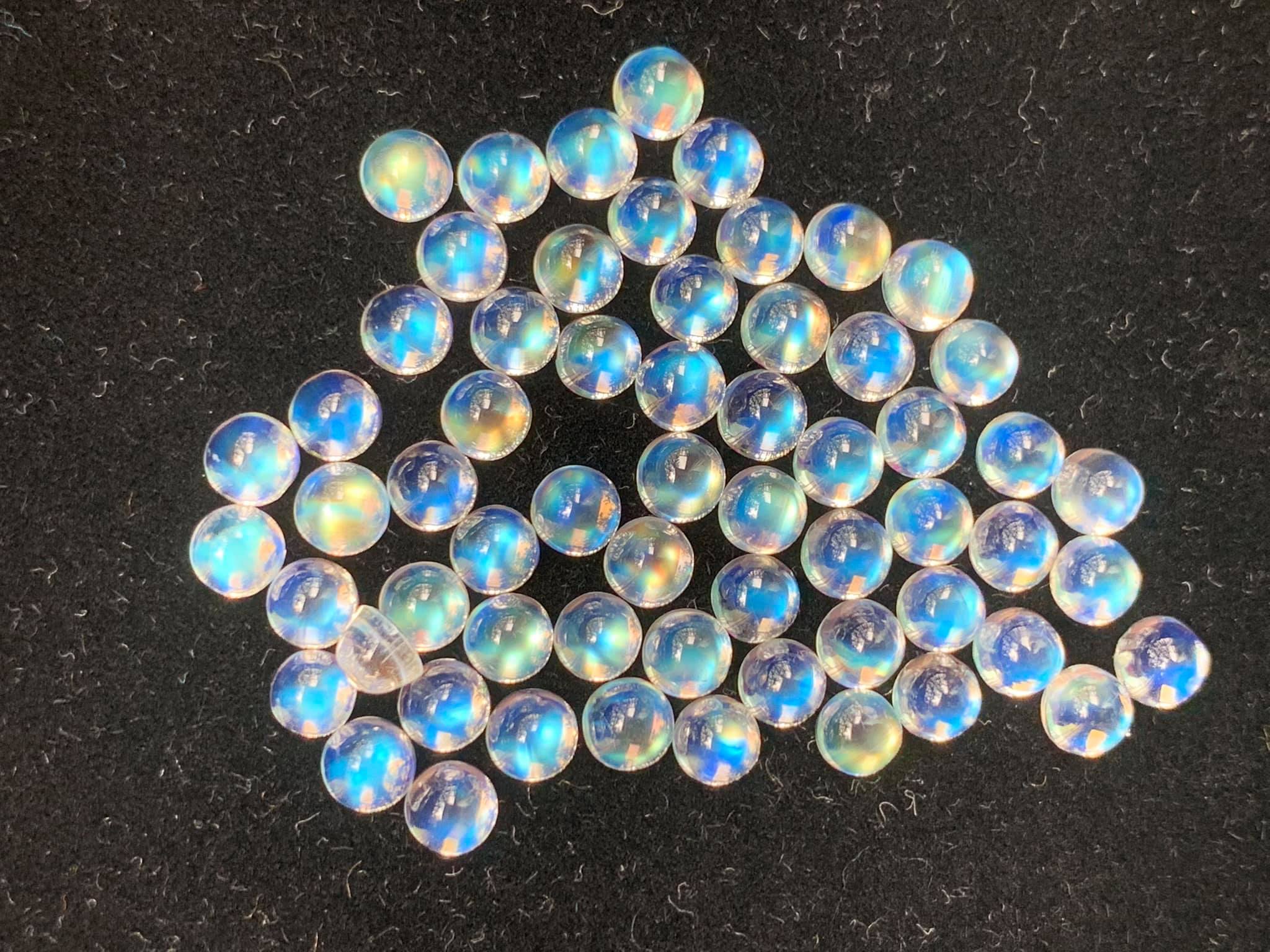 บลูมูนสโตนกลมหลังเบี้ย 4.5 mm. 1 กะรัต