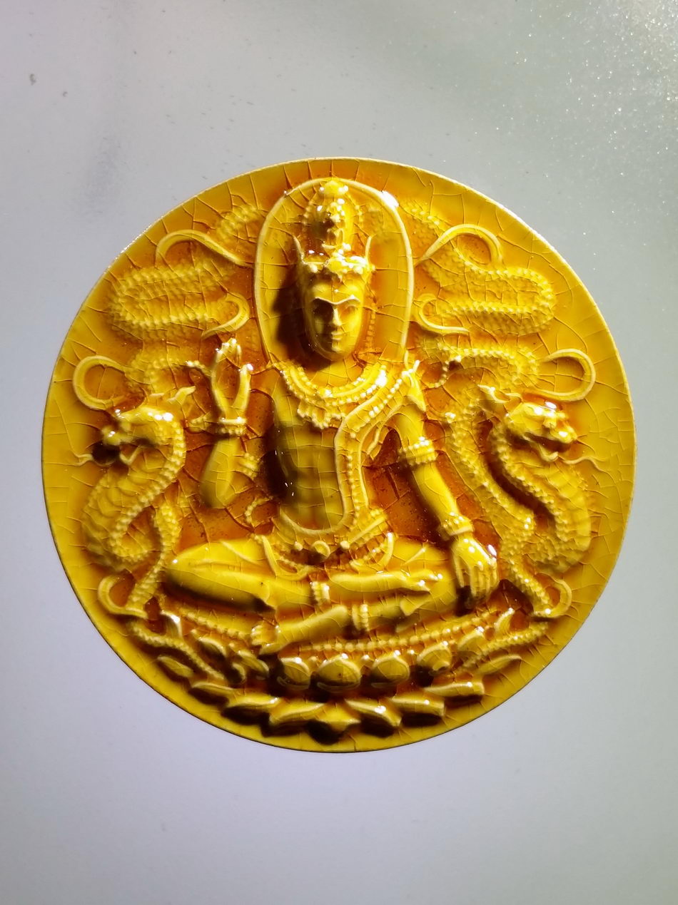 รหัสสินค้า จตุคามรามเทพ 631 พระเทวราชโพธิสัตว์จตุคามรามเทพ รุ่นเฉลิมราชจอมราชันย์ (โคตรเศรษฐียุค 8) เนื้อกระเบื้องเคลือบเหลือง ขนาด 5.5 cm พร้อมกล่องเดิม
