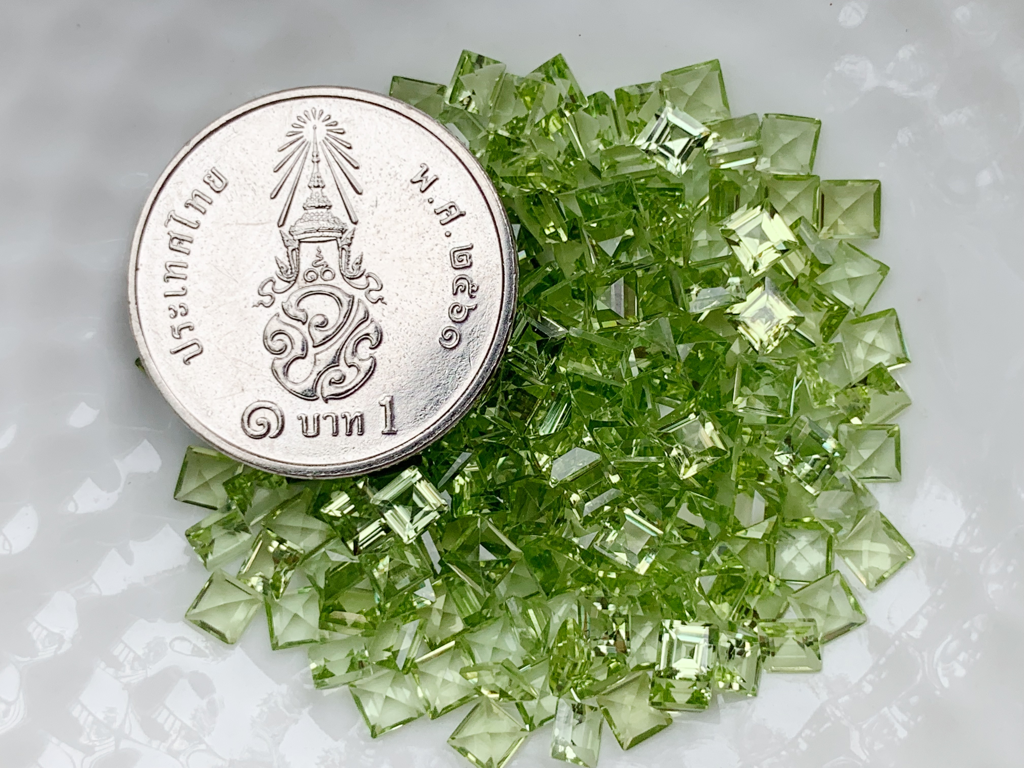 เพอริดอทสี่เหลี่ยม 3 มม. 5 กะรัต