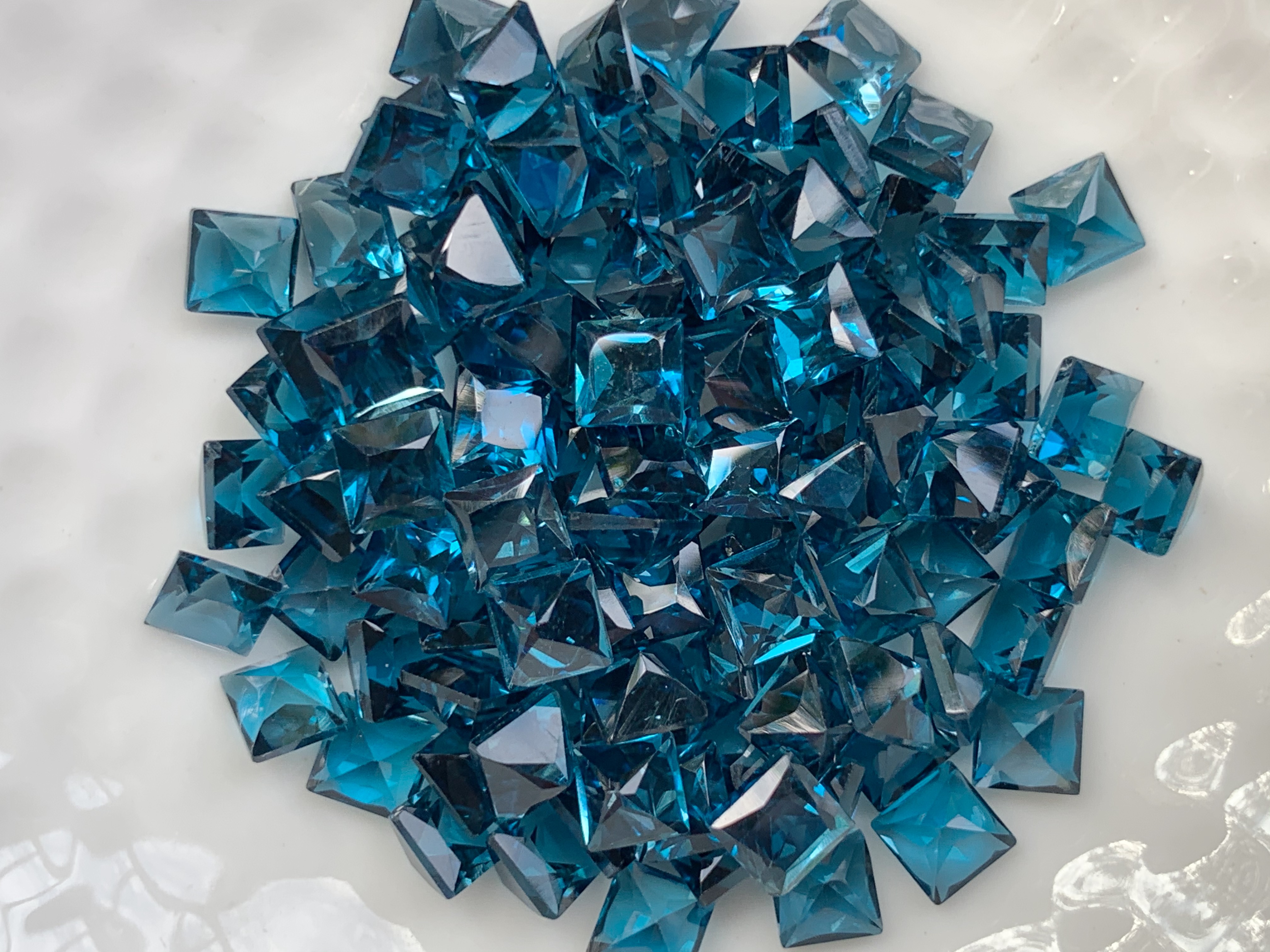 ลอนดอนบลูโทปาสสี่เหลี่ยม 4X4 mm. 5 กะรัต