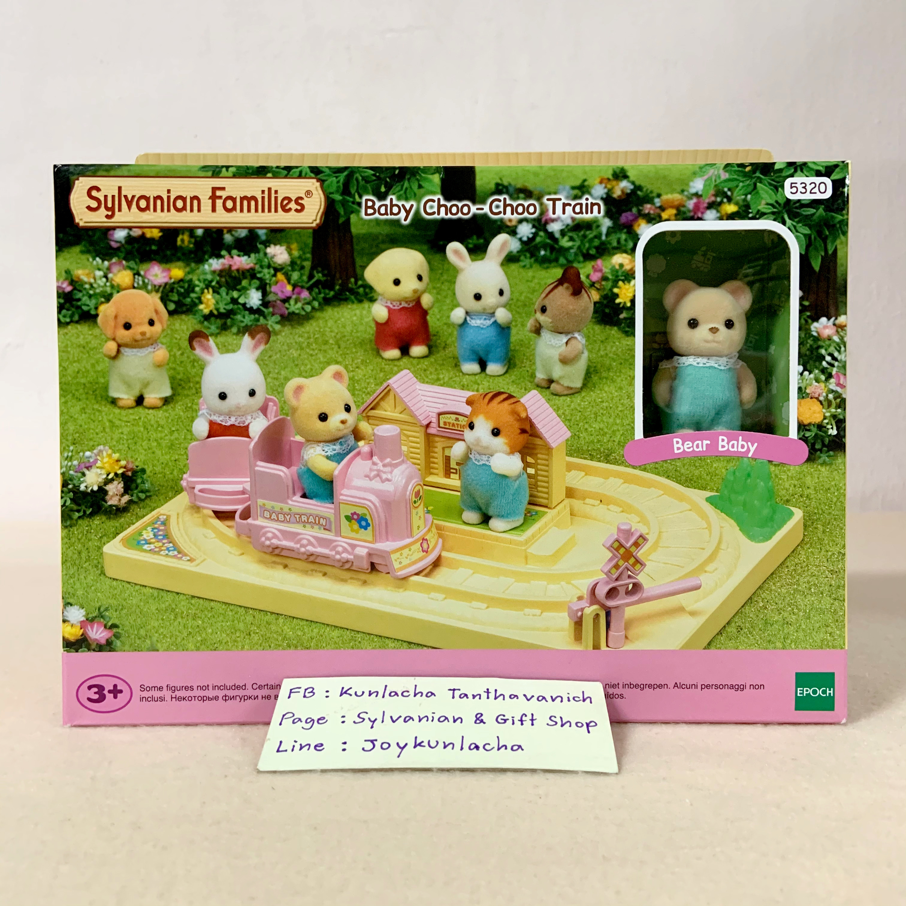 เครื่องเล่นรถไฟสีชมพูหวาน สามารถขับเคลื่อนรถไฟไปตามรางด้วยมือ ให้เด็กๆ นั่งวนไปรอบๆ อย่างสนุกสนาน มาพร้อมตุ๊กตาเบบี้หมีน้อย ซิลวาเนียนแท้ Baby Choo-Choo Train : Sylvanian Families