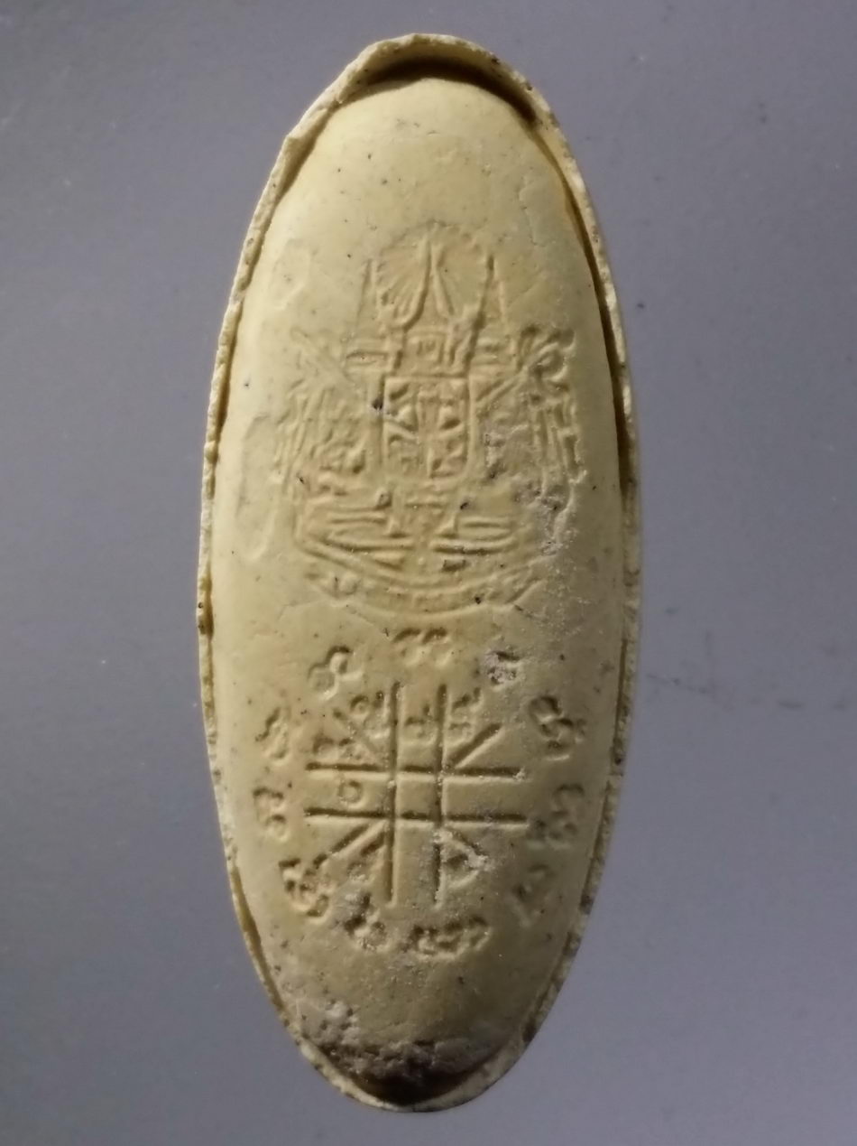 รหัสสินค้า พระมีกล่อง 3651 พระผงภูทราวดี หลังตราแผ่นดิน พลตำรวจเอกณรงค์วิช ไทยทอง จัดสร้างปี 2541