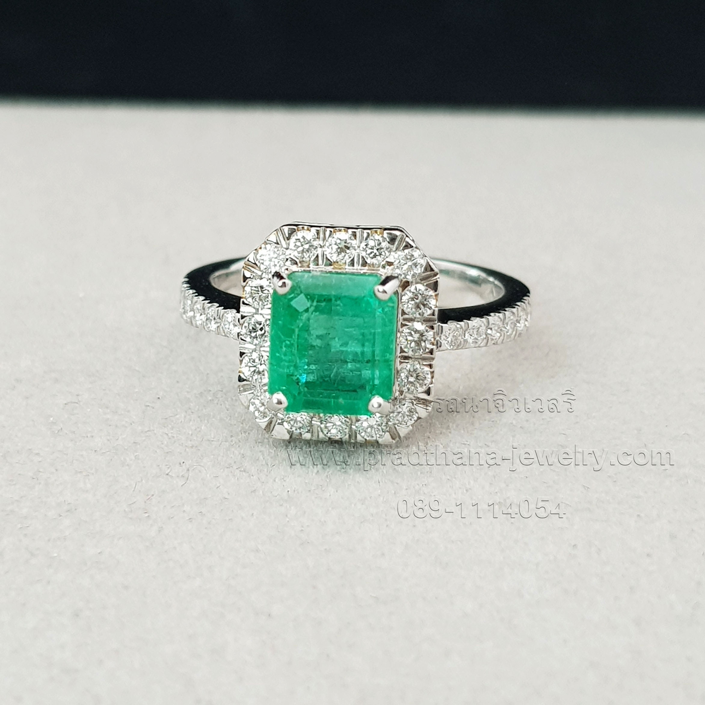 แหวนมรกตประดับเพชร