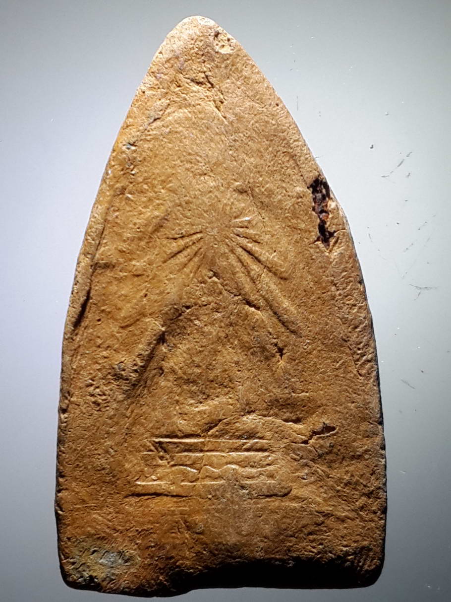 รหัสสินค้า หลวงปู่ทวด วัดต่างๆ 368 หลวงปู่ทวด เนื้อดินเผา หลังสถูปเจดีย์ วัดช้างให้ จังหวัดปัตตานี ไม่ทราบปีที่สร้าง