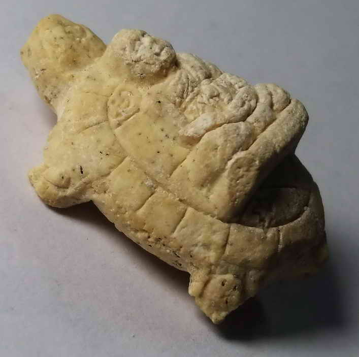 รหัสสินค้า พระไม่ทราบที่ 031 พระเกจิเนื้อผง นั่งอยู่บนหลังพญาเต่าเรือน สร้างปี 2538 มีชื่อย่อวัดอยู่ทางด้านหลัง วนข. ไม่ทราบที่ พระรายการนี้ให้เช่าบูชาแล้ว