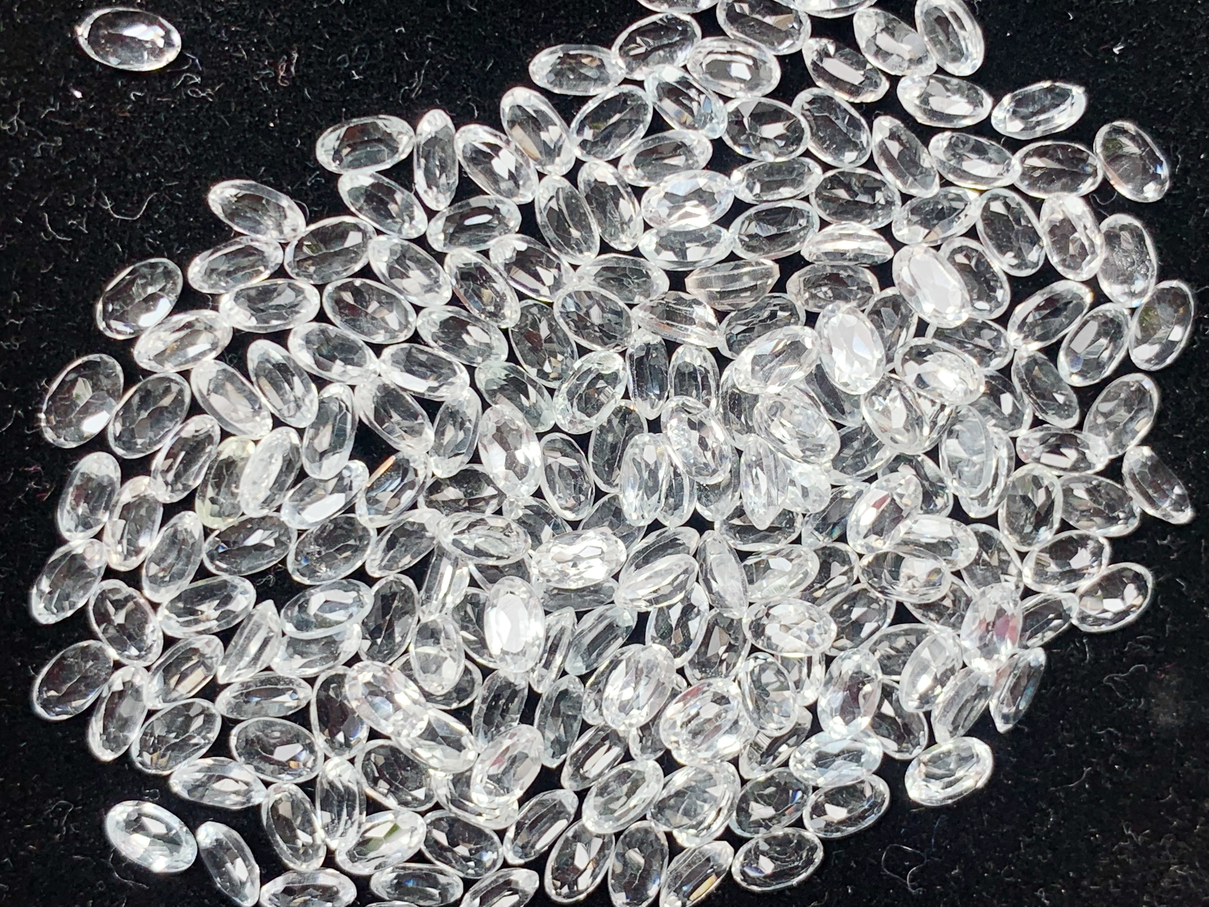 ไวท์โทปาสไข่ 5X3 มม. 5 กะรัต