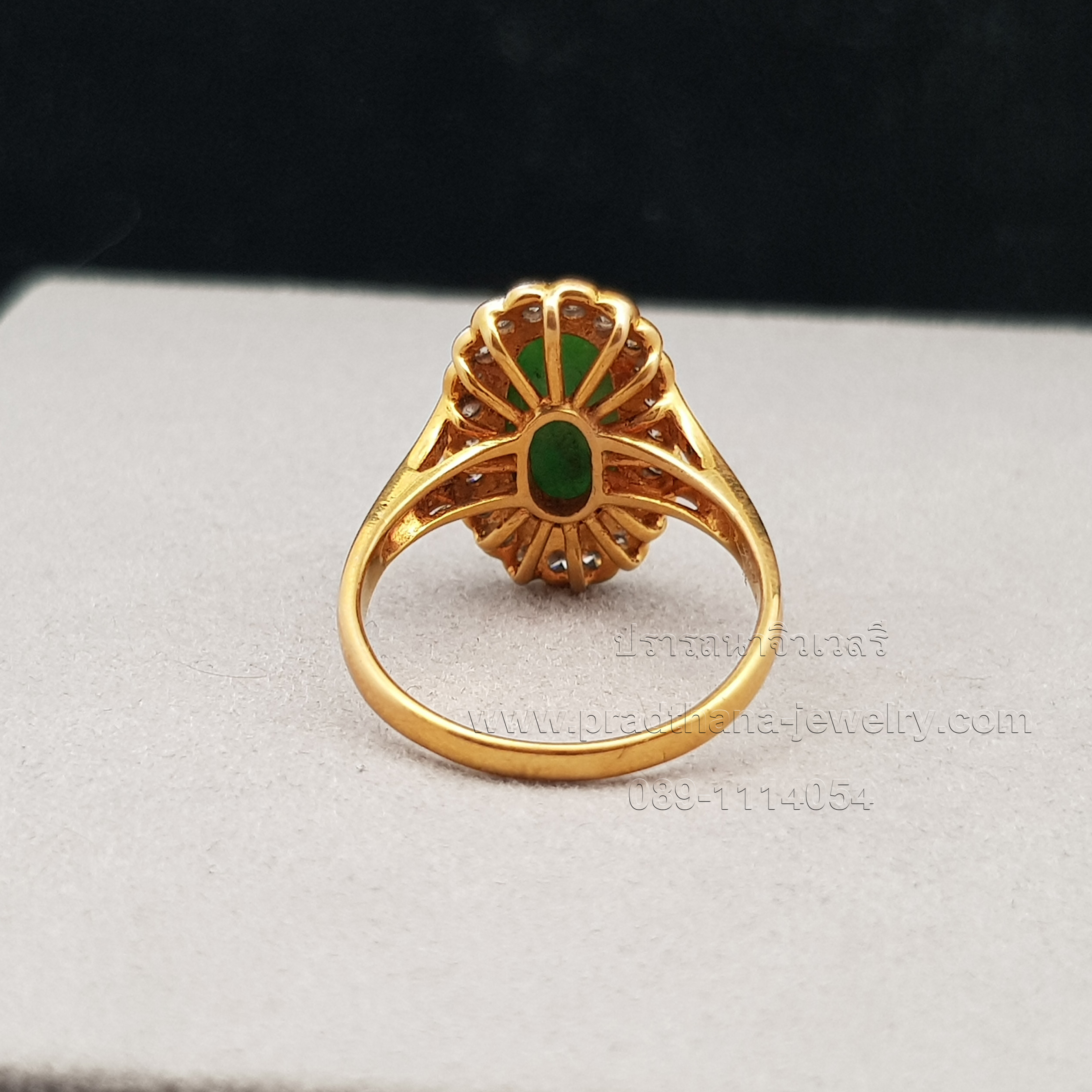 แหวนหยกล้อมเพชร