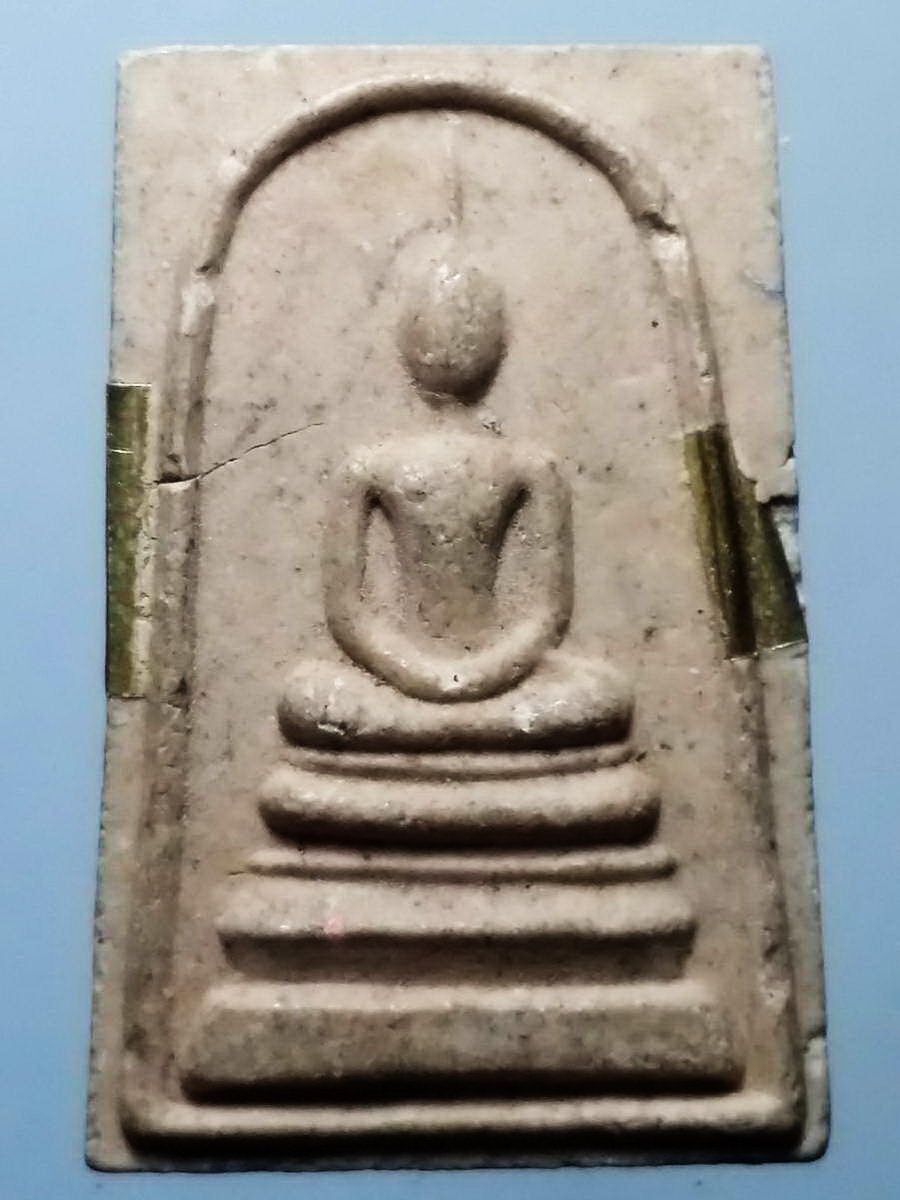 รหัสสินค้า พระเนื้อดิน เนื้อผง เนื้อว่าน 2202 พระสมเด็จเนื้อผงฝังตะกรุด หลวงพ่อคูณ วัดบ้านไร่ อำเภอด่านขุนทด จังหวัดนครราชสีมา