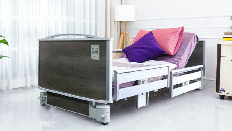 ชุดเตียงผู้ป่วยปรับไฟฟ้า FLOORE มีไฟใต้เตียง และแบตเตอรี่สำรองไฟ ราวกั้นเตียงแบบ ModuFlex แบ่งเป็นสองตอนแบบเต็มเตียง (ปรับเตียงต่ำสุด 23 cm.) + พร้อมที่นอนเพื่อสุขภาพ MEMORY FOAM + ชุดผ้าปูที่นอน + ผ้ายางรองกันเปื้อน