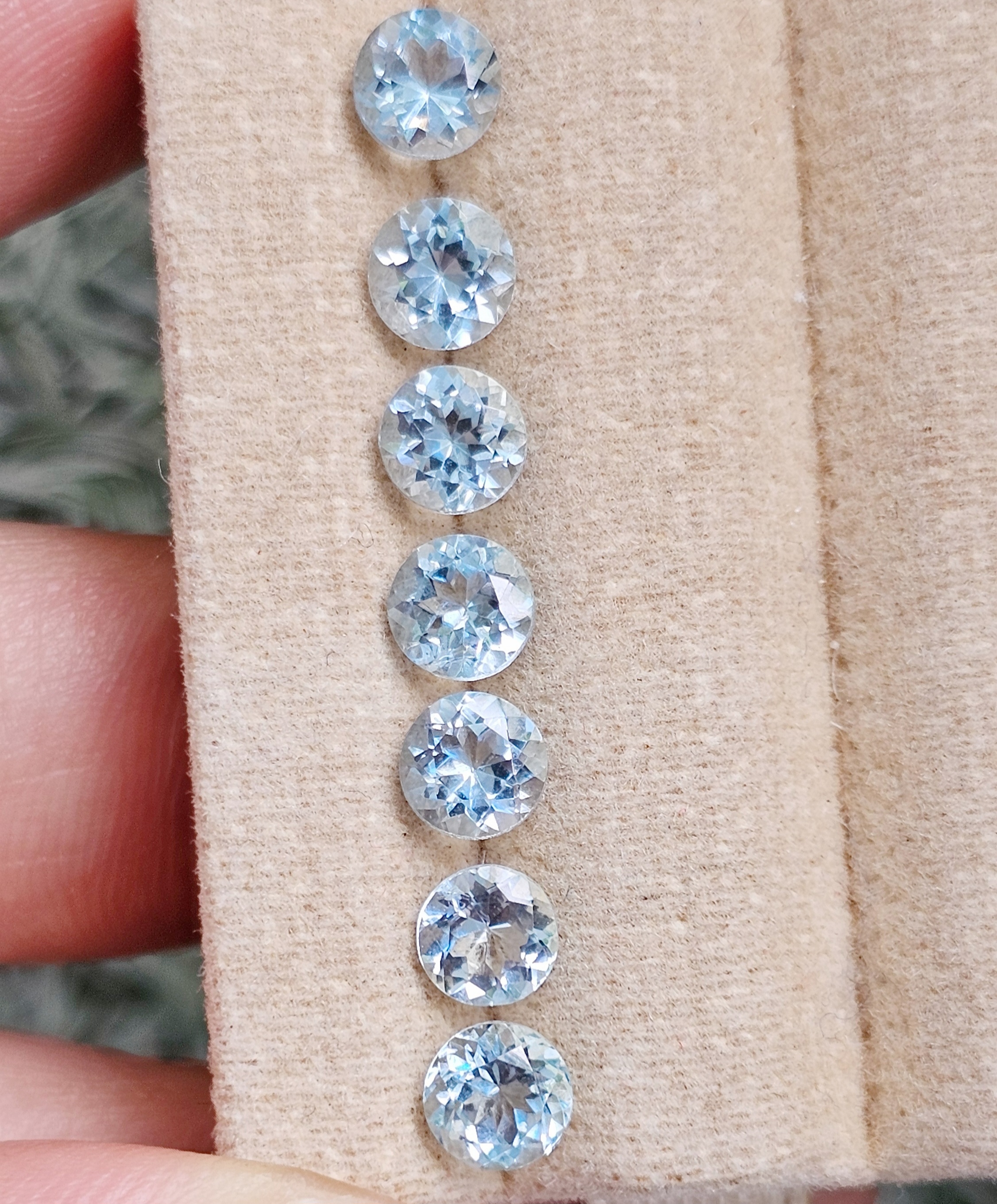 อความารีนกลมเจียรเหลี่ยม 5.0mm. 1 กะรัต