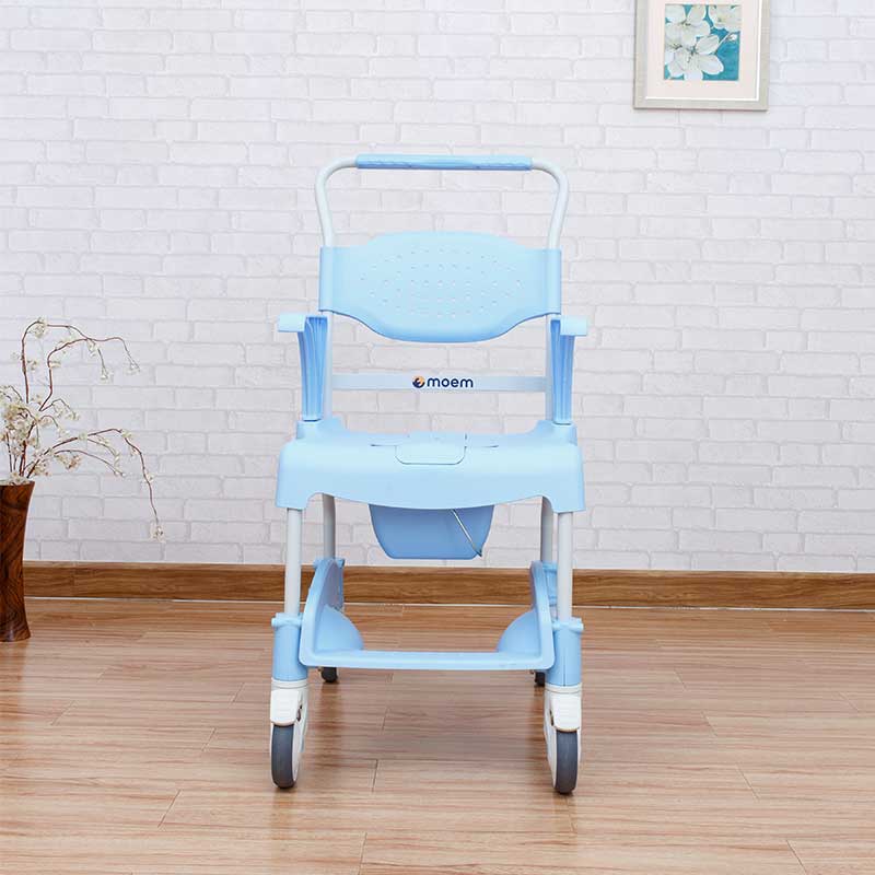 รถเข็นนั่งขับถ่าย และอาบน้ำโมเอม MOEM มาพร้อมถังรองถ่าย สามารถใช้งานได้ทั้งภายในบ้าน และนอกสถานที่ รับน้ำหนักได้สูงสุด 150 kg. ผลิตภัณฑ์จากประเทศสเปน